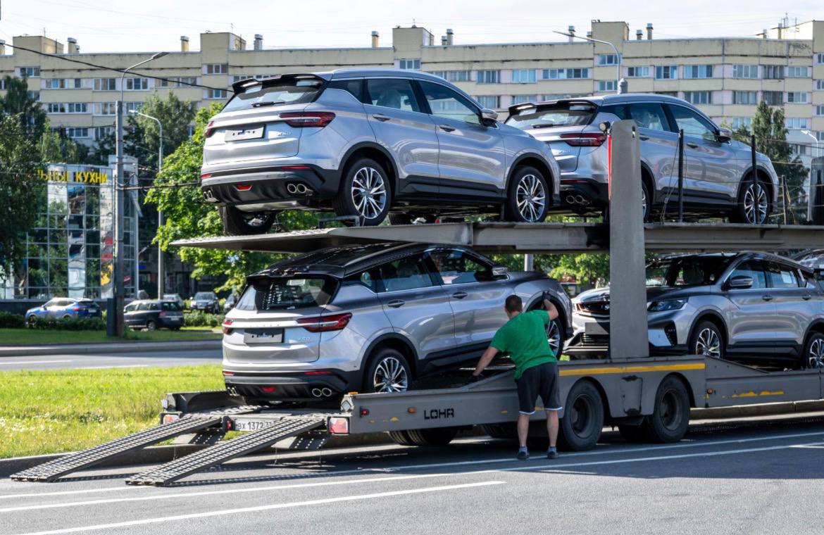 Продажи легковых авто в России останутся на уровне 1 3 млн в 2026 году Мы с коллегами по агентству Автостат по базовому прогнозу на 2026 год ожидаем продажи новых легковых машин на уровне близком к 2025 му то есть около 1 3 млн штук Есть правда ещё оптимистичный сценарий когда рынок может вырасти до уровня примерно 1 45 млн А вот при негативном снижение до 1 2 млн машин заявил автоэксперт Игорь Моржаретто Ассоциация автомобильных дилеров РОАД спрогнозировала стагнацию рынка с возможными незначительными отклонениями от прошлогодних показателей В качестве основных факторов которые будут определять уровень продаж в 2026 году в ассоциации назвали доступность кредитования повышение утильсбора и НДС а также покупательскую активность населения Михаил Тихонов Подписаться на ДП в Telegram MAX