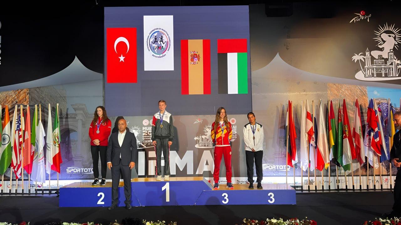 Краснодарская спортсменка — чемпионка мира по муай-тай Амина Бекметова завоевала золотую медаль на чемпионате мира по муай-тай, прошедшем в Анталье. В весовой категории до 57 кг она уверенно победила в финале соперницу из Турции и принесла одно из 17 золотых достижений в копилку сборной России. Амина — воспитанница краснодарской школы и тренера Ильи Кушнира. Этот триумф стал важнейшим в её спортивной карьере, ранее спортсменка уже становилась чемпионкой России и побеждала на международных юниорских турнирах. Российская сборная заняла первое место в командном зачёте, выиграв 36 медалей, в том числе 17 золотых. #спорт Телеканал «Краснодар»