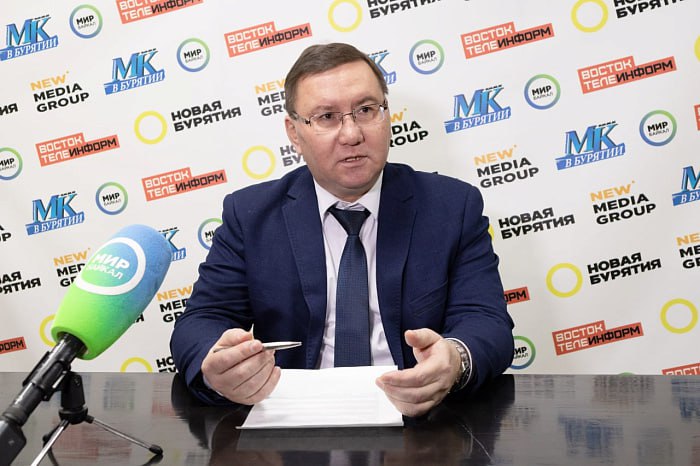 Новые слухи ползут. На этот раз Позднякова "уволили". Если бы Цыденов увольнял всех, кто получает от него взбучку, то работать было бы некому. Наши источники подтвердили, что министр образования действительно выхватил на днях жесткое замечание по работе. И кто был на закрытых совещаниях, знает, как глава может взбодрить. Обычный рабочий процесс. А отсутствует Поздняков, потому что на больничный ушел, давление поднялось. Попкорн не понадобился.