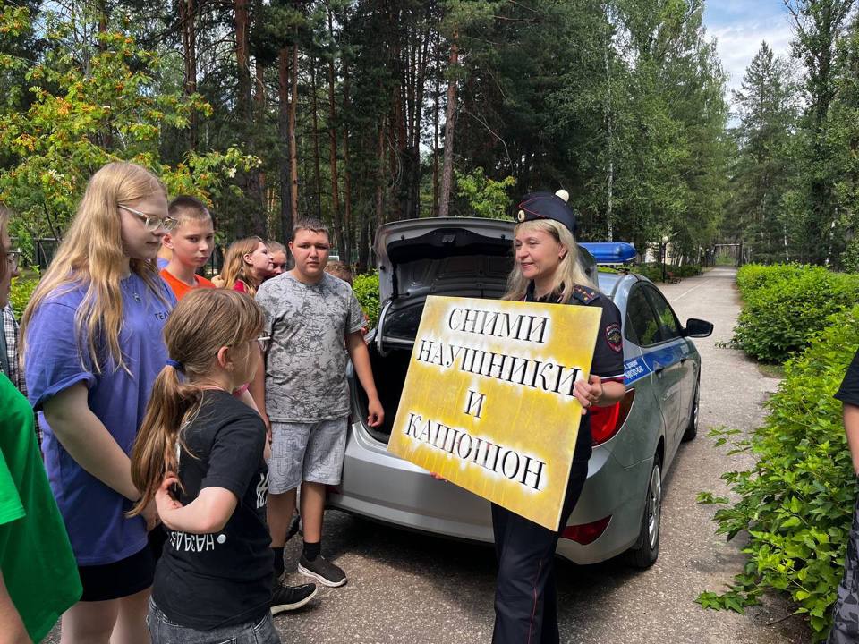 Сотрудники Госавтоинспекции провели в загородном Центре «Солнечный» ОГБУДО Центр одаренных детей "Гелиос" пропагандистскую акцию под девизом «Без прав ты не прав». На мероприятии полицейские напомнили отдыхающим старших отрядов, что мотоциклы, скутеры являются транспортными средствами повышенной опасности. С ребятами разобрали, чем отличаются СИМ от мототранспорта, а так же обсудили что такое питбайк и другой спортивный инвентарь, на котором выезжать на дороги общего пользования запрещено. Проблема управления транспортными средствами лицами, не имеющими права управления, существует именно в молодежной среде, ведь чаще всего подростки и попадают в категорию таких нарушителей. Важно помнить, что садясь за руль, водитель берёт на себя огромную ответственность не только за свою безопасность, но и за жизнь и здоровье пассажиров и всех участников дорожного движения и юридические последствия, после того как несовершеннолетние прокатились на подобных транспортных средствах могут быть не поправимыми!