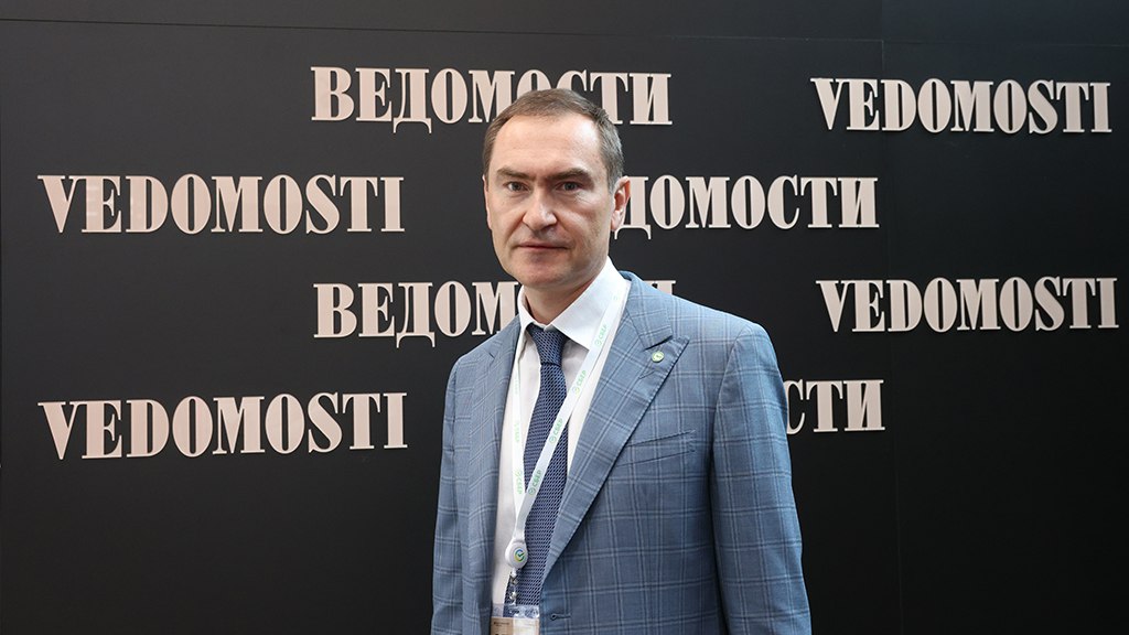 Александр Ведяхин: «ИИ сокращает путь от идеи до внедрения в два раза» Первый заместитель председателя правления Сбербанка Александр Ведяхин в интервью «Ведомости. Капитал» в рамках ПМЭФ-2025 рассказал, как искусственный интеллект меняет российский бизнес. Теперь компании могут не просто экспериментировать, а просчитывать результат и понимать, какую прибыль им способен принести ИИ. Подробнее – читайте в материале «Ведомости. Капитал»