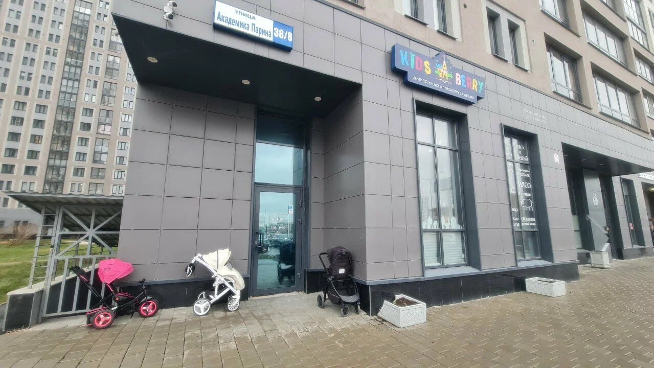 Ещё один ребёнок сбежал из детского сада в Академическом районе По данным прокуратуры трёхлетний мальчик сам оделся и ушёл из частного детского сада на улице Академика Парина во время тихого часа Воспитатель не находилась в спальне и не заметила исчезновения ребёнка Мальчик самостоятельно добрался до дома где его обнаружили соседи в подъезде При этом руководство учреждения не уведомило полицию о происшествии Прокуратура оценит как сотрудники соблюдали требования по охране жизни и здоровья детей Напомним сегодня в одном из садиков Академического района произошёл ещё один инцидент воспитатель по словам очевидцев забыла двухлетнего ребёнка на улице Прохожие нашли малышку на снегу и вернули обратно хорошо что дети не пострадали нужно серьезное наказание для воспитателей Подписаться на 4 канал Мы в MAX