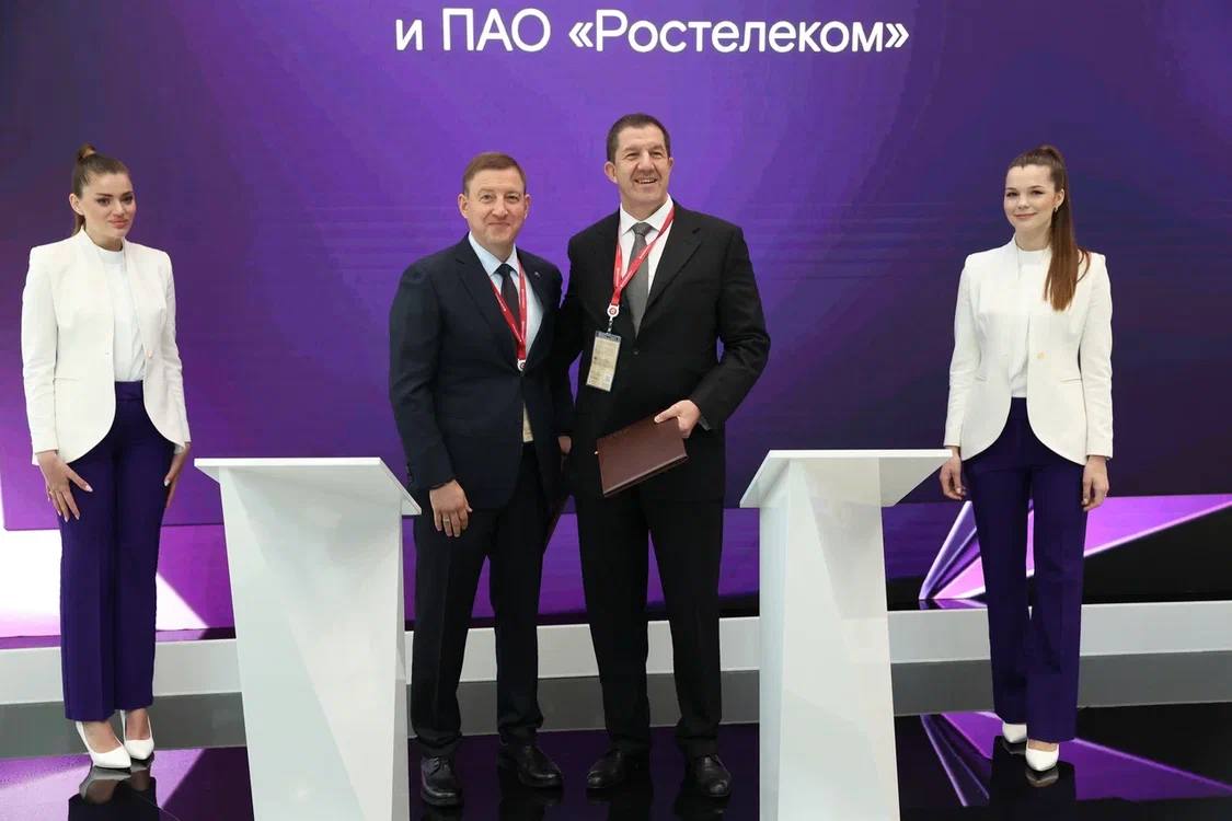 «Ростелеком» Михаилом Осеевским. У Республики Алтай и «Ростелекома» - крепкие партнерские отношения. Компания является крупнейшим оператором связи и охватывает все районы Республики. Благодаря федеральной программе устранения цифрового неравенства связь приходит даже в малые и самые отдалённые села Республики. И это не только телефония, но и высокоскоростной Интернет. Договорились сегодня продолжить эту работу в тех наших населенных пунктах, где связи еще нет. Не менее важный для Республики вопрос - цифровизация здравоохранения. Есть рабочая платформа, но необходима расширенная, и главное - постоянная, техподдержка от коллег из «Ростелекома». Отдельно договорились о развитии мобильной версии цифровой платформы здравоохранения и интеграции с новыми цифровыми сервисами - дистанционный мониторинг и цифровая реанимация. Наши врачи смогут применять ее при выездах на дом или во время работы востребованного у жителей автопоезда «Здоровье». Важно, чтобы она не только функционировала, но и защищала все данные. В части инфобезопасности также получили поддержку.