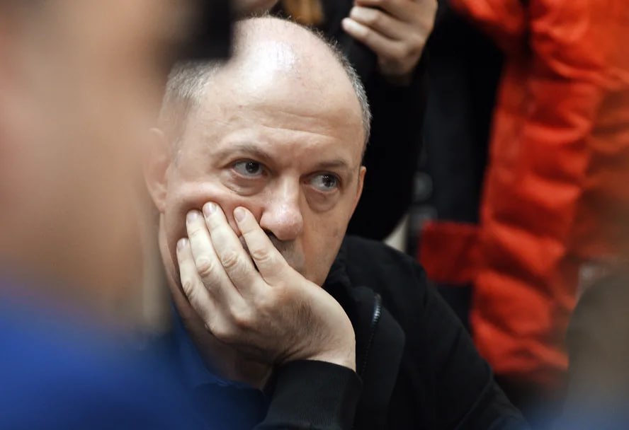 ГУФСИН опровергло информацию о вымогательстве денег у бизнесмена Олега Митволя за возможность выйти по УДО. «Информация, опубликованная в сети интернет о якобы вымогательстве денежных средств у осужденного Олега Митволя за содействие в условно-досрочном освобождении проверяется и в настоящее время не нашла своего подтверждения»,— говорится в релизе ведомства. Сегодня в СМИ и Telegram-каналах разошлись публикации, в которых утверждалось, что Олег Митволь, отбывающий срок за мошенничество, якобы обвинил руководство колонии в вымогательстве у него 500 млн руб. за возможность выйти по УДО. В сентябре 2023 года суд назначил бизнесмену 4,5 года колонии по делу о хищении почти 1 млрд руб. при проектировании первой линии красноярского метрополитена. Григорий Накалюжный, Коммерсантъ Подписывайтесь на «Ъ-Сибирь»