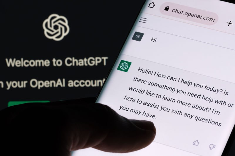 ИИ компания OpenAI намерена установить высокую цену на рекламу в чат боте ChatGPT около 60 за 1 000 просмотров сообщает издание The Information со ссылкой на источники Это втрое дороже обычной стоимости рекламы в соцсети Meta Meta признана в России экстремистской организацией ее деятельность запрещена OpenAI объявила о том что начнет размещать рекламу в ChatGPT в начале этого года Первая реклама в чат боте должна появиться уже в ближайшие недели Ее будут показывать пользователям которые пользуются сервисом бесплатно или по недорогому тарифу ChatGPT Go в США подписка на него стоит 8 в месяц в других странах цена может отличаться jkinvest news jkinvest