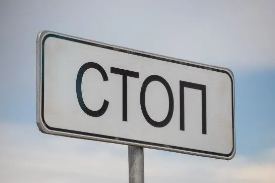 В Амурской области Зейский районный суд рассмотрел уголовное дело 48 летнего местного жителя Мужчина был признан виновным в преступлении по части 1 статьи 264 1 УК РФ Он повторно сел за руль пьяным По данным прокуратуры Амурской области 31 декабря автомобилист выпил и согласился подвезти домой знакомого который находился у него в гостях На обратном пути авто нарушителя остановили сотрудники ГАИ У водителя были выявлены признаки алкогольного опьянения Это подтвердило освидетельствование на месте Суд оштрафовал автомобилиста на 200 тысяч рублей и лишил водительских прав на два года и шесть месяцев Автомобиль марки Toyota Corona конфискован в доход государства Государственное обвинение по делу поддержала прокуратура Зейского района