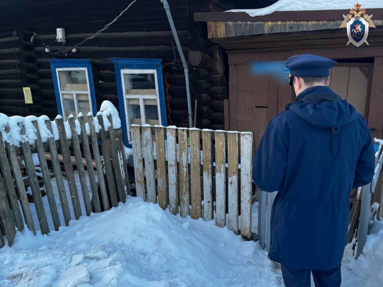 В Верещагино женщине предъявлено обвинение в убийстве своей соседки   Следователем Верещагинского межрайонного следственного отдела следственного управления СК России по Пермскому краю местной жительницы предъявлено обвинение в совершении преступления, предусмотренного ч. 1 ст. 105 УК РФ  убийство .   Предварительно установлено, что в утреннее время 25 декабря 2024 года злоумышленница, находясь вблизи дома, расположенного на территории города Верещагино Пермского края, в ходе ссоры задушила свою соседку бельевой веревкой. Потерпевшая скончалась на месте.   Следователем готовится ходатайство в суд об избрании в отношении обвиняемой меры пресечения в виде заключения под стражу.   В настоящее время проведен осмотр места происшествия, назначены необходимые судебные экспертизы, проводятся следственные и процессуальные действия, направленные на сбор и закрепление доказательственной базы, расследование уголовного дела продолжается.