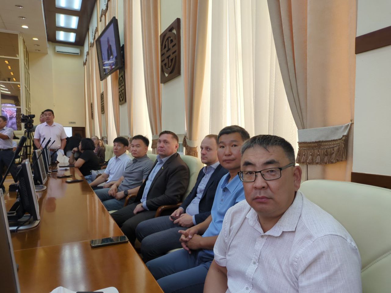 В правительстве Бурятии начались общественные слушания по закону о Байкале. Участвуют в мероприятии депутаты Народного Хурала Бурятии, представители Прибайкальский территорий, учёные, общественники. Ведёт слушания Глава Бурятии Алексей Цыденов. В своем выступлении он рассказывает о нужности и необходимости принятия закона. По его словам, Центральная экологическая зона Байкальской природной территории "тормозит" развитие населенных пунктов побережья. Невозможно без перевода земель с охранной зоны построить очистные, провести ЛЭП, сделать противопожарные полосы, решить вопросы по кладбищам и тд