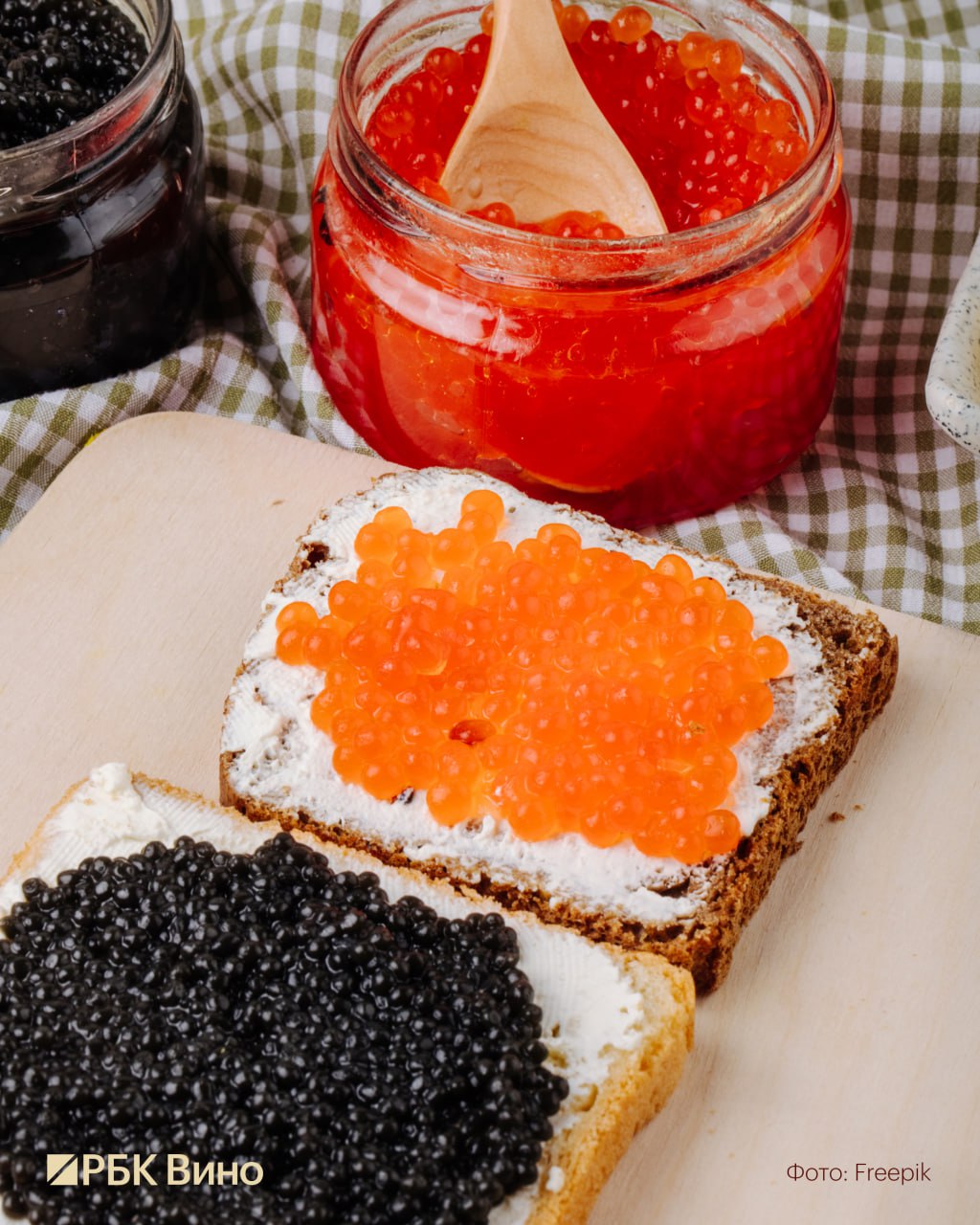 Оливье простоявший ночь в холодильнике и шуба со вкусом драмы россияне рассказали о главных вкусах нового года Главным вкусом Нового года россияне назвали Оливье простоявший ночь в холодильнике 26 Любое мамино блюдо 20 Мандарины которые пахнут детством 19 Шампанское под бой курантов 17 Шуба со вкусом драмы 7 следует из данных опроса платформы Кукушка в котором приняли участие 2 144 человека старше 18 лет из разных городов России Еще из интересного 27 сказали что из за подорожавшей икры в этом году покупать ее не планируют а 22 продолжат готовить Оливье даже если продукты подорожают Что касается напитков то на новогоднем столе будет присутствовать шампанское или любое игристое вино 36 а также соки и морсы газировка и водка вино коньяк или виски Если вы еще не определились какое игристое или тихое вино поставить на новогодний стол вам поможет новый Гид по российским винам Артура Саркисяна и РБК А какое у вас любимое блюдо без которого не обходится праздничный стол Купить гид можно тут времявина Подписаться Время вина