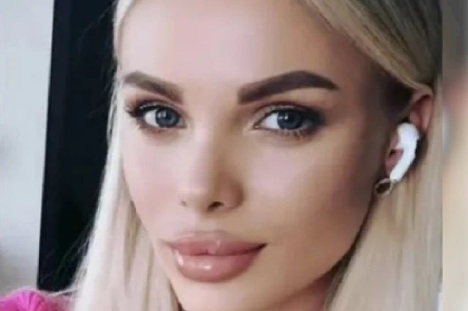 Модель из Краснодара приехала покорять Москву но закончила трепанацией черепа и потерей памяти Её любовник под домашним арестом 33 летняя Анжелика Тартанова оставила в Краснодаре мужа и сына ради красивой жизни в столице План сработал вечеринки звезды знакомство с обеспеченным Дмитрием Кузьминым Родным девушка писала что он заботится и помогает деньгами Но за спонсорство пришлось платить свободой мужчина запрещал ей общаться с подругами а скандалы стали нормой В конце ноября Анжелика просто исчезла Перестала постить фото не брала трубку Родные забили тревогу думая что её похитили Позже модель нашли в реанимации одной из московских больниц Итог любви Живого места на девушке не было Из за тяжелых травм головы врачам пришлось делать трепанацию черепа Анжелика выжила но потеряла память и не узнала даже родную сестру Заботливого ухажера задержали На него завели дело за умышленное причинение тяжкого вреда здоровью до 8 лет колонии Но пока девушка заново учится жить Дмитрий будет сидеть дома с комфортом суд отправил его под домашний арест Подписаться на kpkuban Читать нас в MAX