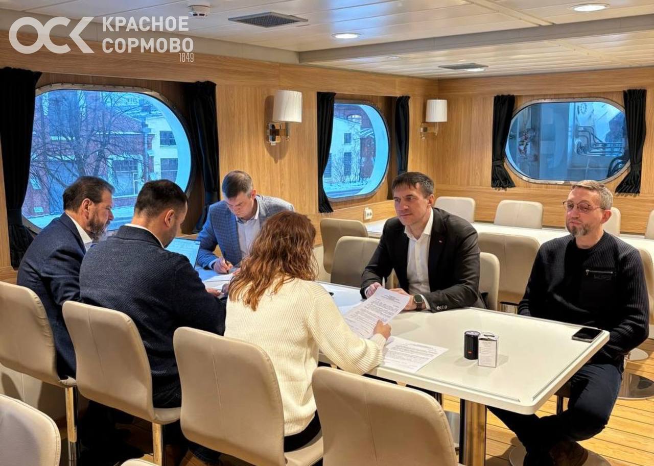 Завод ОСК Красное Сормово и ООО КАРАПАКС входящее в состав СР СЗРК подписали двухсторонний акт приема передачи краболова процессора проекта КСП01 Кильдин Торжественная церемония подписания акта состоялась в Санкт Петербурге Судно было спущено на воду 4 апреля 2025 года на заводе ОСК Красное Сормово В декабре второй краболов процессор успешно прошел ходовые испытания в Балтийском море Ходовые испытания прошли в штатном режиме Выполнили весь объем запланированных работ Выполнена подготовка систем обеспечивавших проведение ходовых испытаний в полном объеме Одной из главных задач была проверка пропульсивного комплекса судна Все системы устройства и механизмы отработали в штатном режиме В ходовых испытаниях приняли участие 51 человек экипаж и приемо сдаточная команда отметил руководитель проекта завода ОСК Красное Сормово Алексей Моисеев Серия из пяти краболовов строится судостроителями завода ОСК Красное Сормово по заказу СЗРК в рамках федеральной инвестиционной программы квоты под киль Подписаться на новости завода ОСК Красное Сормово