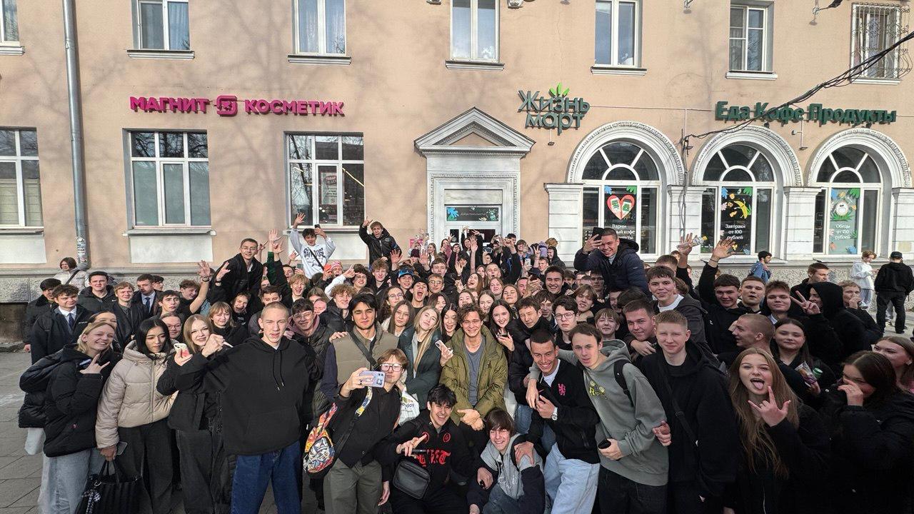Слава Копейкин приехал в Екатеринбург Звезда сериалов Слово пацана и Дети перемен снимается в новом фильме Тюльпаны от Red Pepper Film Работа над картиной идет возле Коляда Театра В проекте также заняты Вячеслав Чепурченко и Юлия Топольницкая подробнее о Тюльпанах рассказывали здесь Фото Red Pepper Film Подписаться Обсудить
