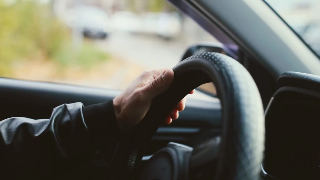 В России могут упростить процедуру сдачи экзамена на водительские права В России может быть упрощена процедура получения водительского удостоверения Кандидаты смогут сдавать экзамены без предъявления бумажной медицинской справки если соответствующая информация о состоянии их здоровья уже внесена в единый электронный реестр и заявление подается через портал Госуслуги сообщает РИА Новости В настоящее время для допуска к экзамену необходимо предоставить паспорт документ об окончании автошколы медицинское заключение установленной формы а для несовершеннолетних также письменное согласие родителей или опекунов Новая мера направлена на сокращение бюрократических процедур и перевод процесса в цифровой формат Ожидается что изменения затронут этап записи на экзамен при этом требования к обязательному медицинскому освидетельствованию для получения прав останутся неизменными