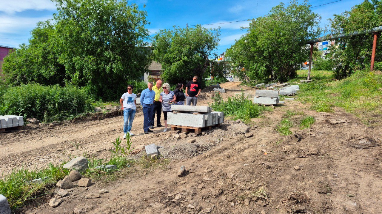 В рамках проекта «Город 20/30» будет заасфальтирован внутриквартальный проезд от основной магистрали вглубь микрорайона по ул. Мишенная 112, 116 «Проезд жителями востребован. Были неоднократные обращения с просьбой привести его в нормативное состояние. Проезд вошел в топ предложений по программе «Город 20/30». Я проводил здесь встречу еще в октябре прошлого года, когда велся сбор предложений в программу. И один их первых вопросов, который поступил от жителей, это был ремонт этого внутриквартального проезда. Учитывая большое количество предложений мы в приоритетном порядке включили этот проезд в ремонт на 2025 год», - сказал Глава города Евгений Беляев, который проконтролировал ход работ. Работы на объекте ведутся с опережением графика. 15 июля подрядчик должен приступить к асфальтированию. До 31 августа работы по благоустройству этой территории должны быть завершены. Добавим, что программа развития Петропавловска-Камчатского «Город 20/30» реализуется по поручению Губернатора Владимира Солодова. Она рассчитана на реализацию до 2030 года. С подробной информацией о мероприятиях благоустройства, которые будут реализованы в этом году, а также на ближайшую перспективу до 2030 года, можно познакомиться на сайте город2030.рф. Подробнее на сайте: pkgo.ru/news/46611/ #Евгений_Беляев #ГлаваПКГО #программа_развития #Город2030