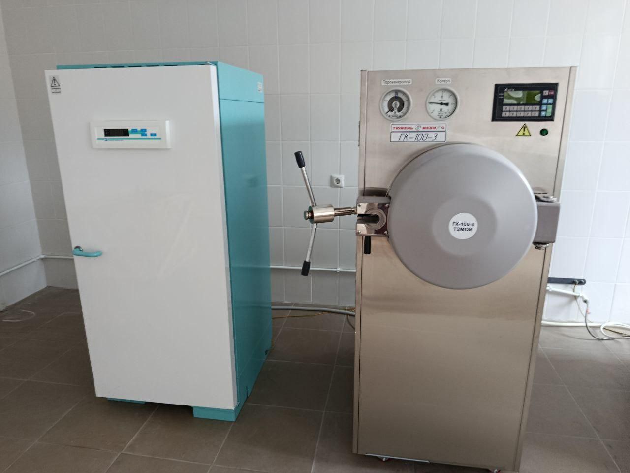 В рамках гуманитарной помощи новое оборудование для больниц Херсонской области В рамках благотворительной программы ПАО Транснефть выделены денежные средства на приобретение медицинского оборудования для учреждений здравоохранения Херсонской области АНО Центр развития компетенций Херсонской области выступила оператором данной программы обеспечив полный цикл реализации от закупки необходимого оборудования до его передачи в Геническую и Верхнерогачикскую центральные районные больницы В лечебные учреждения переданы стерилизаторы электрокардиографы и мониторы которые позволят значительно повысить качество диагностики и лечения пациентов а также улучшить условия труда медицинского персонала Врио Министра здравоохранения Херсонской области Владимир Ларионов отметил Поддержка медицинских учреждений в условиях восстановления региона имеет огромное значение Такое оборудование помогает не только укреплять материально техническую базу больниц но и повышает качество медицинской помощи для жителей области Министерство здравоохранения Херсонской области выражает искреннюю благодарность ПАО Транснефть и АНО Центр развития компетенций Херсонской области за оказанную поддержку и вклад в развитие системы здравоохранения региона