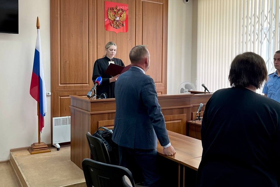 Кировский районный суд вынес приговор по резонансному делу о массовом отравлении учеников СУНЦ УрФУ. Заведующая производством ООО «Общественное питание» Елена Антропова, пришедшая на работу с норовирусом, получила год ограничения свободы и полуторагодовой запрет на работу в общепите. Суд признал ее виновной в том, что у 81 учащегося лицея обнаружили норовирус. : Кировский районный суд