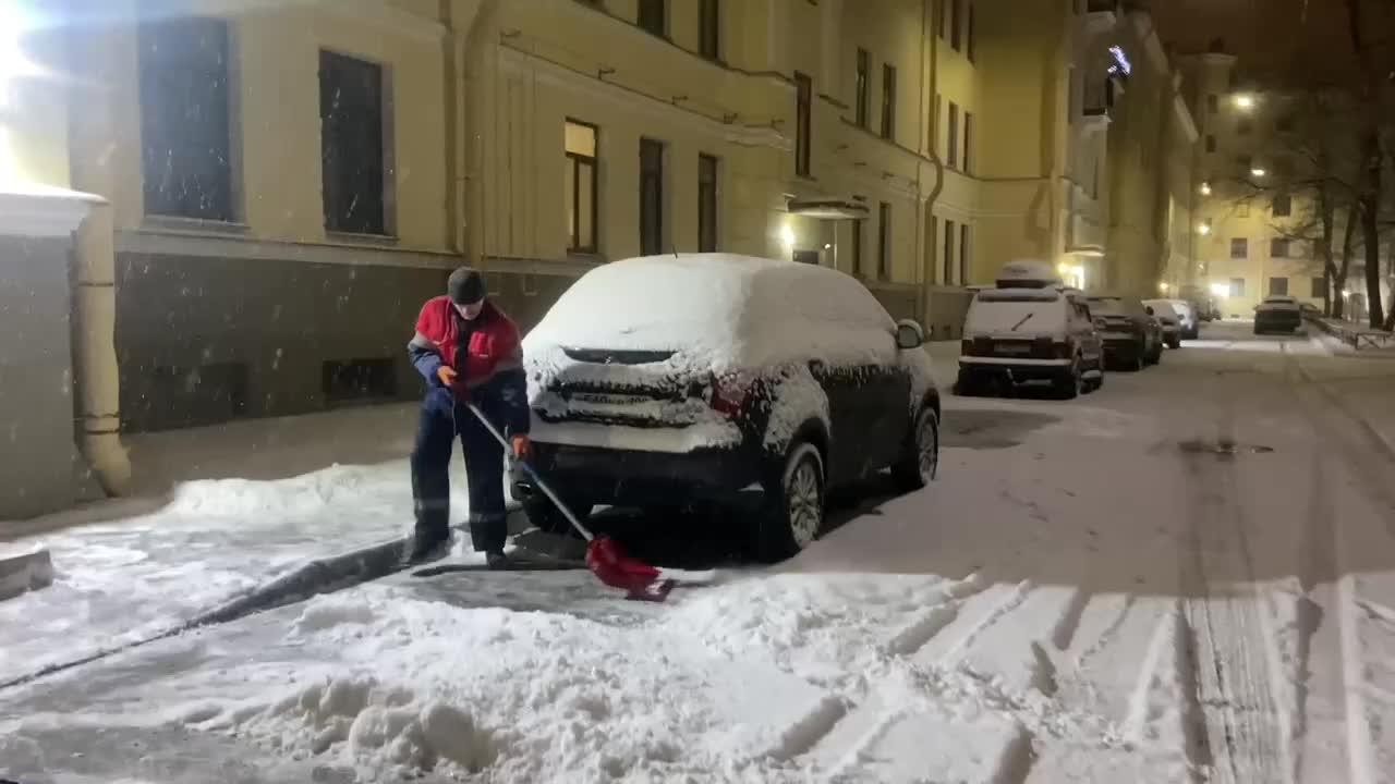 Коммунальные службы Петербурга активно очищают город от снега после февральского снегопада