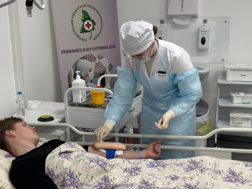 Добро пожаловать в семью! 55 студентов-выпускников получили в стенах регионального Минздрава уведомления о завершении целевого обучения. В этом году в 25 больниц Среднего Урала придут работать 47 медицинских сестёр, четыре медицинских лаборанта и столько же фармацевтов. Это уже второй выпуск Свердловского областного медицинского колледжа в рамках целевой подготовки специалистов для практического здравоохранения — в прошлом году своё образование завершили пять фармацевтов. Больше всего новых специалистов придут в медцентры Екатеринбурга. Это городские взрослые и детские больницы, Свердловский областной онкодиспансер, госпиталь ветеранов войн, Областная детская клиническая больница и станция скорой помощи. Также молодые медики уедут в медучреждения Полевского, Сысерти, Слободы Туринской, Берёзовского, Каменска-Уральского и Арамили. Кстати, тем, кто будет работать в малых городах, положена стимулирующая надбавка — специальная социальная выплата. Например, в Сысертской районной больнице эта сумма для медицинской сестры составляет 30 тысяч рублей дополнительно к окладу. Также все выпускники-целевики получат «подъёмные» после трудоустройства в учреждения системы здравоохранения Свердловской области: для городских больниц это 100 тысяч рублей, в сельской местности — 150 тысяч рублей.