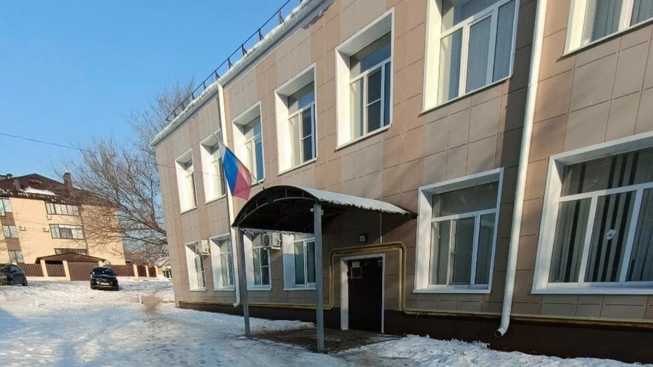 В Воронеже отремонтируют спортивную школу 26 На эти цели готовы выделить более 9 млн рублей Будущему подрядчику предстоит демонтировать старые конструкции установить новые двери отремонтировать оконные блоки привести в порядок стены полы и потолки Нужно также провести демонтажные работы на лестничной клетке обработать подвал антисептиком Работы должны начаться 15 мая и завершиться 12 августа Мы в Мах