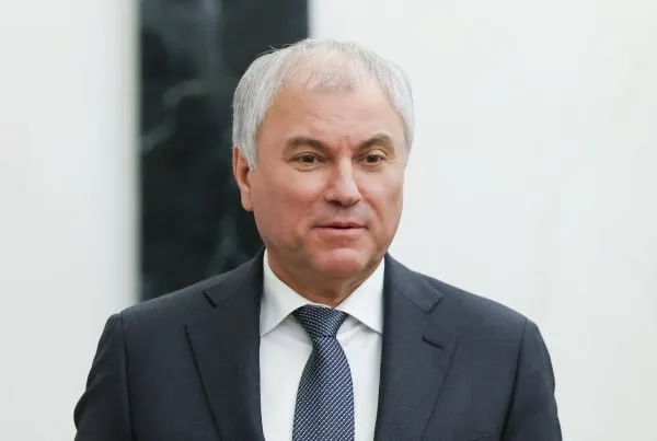 Вячеслав Володин сообщил о планах Госдумы рассмотреть в мае второй антифрод пакет По словам спикера нижней палаты парламента новые нормы позволят дополнительно защитить россиян от действий мошенников Законопроекты в том числе установят требования по маркировке международных звонков Об этом Володин написал в своём канале на платформе МАКС Также в России введут детские сим карты Они позволят родителям контролировать доступ к нежелательному контенту и снизят риск вовлечения несовершеннолетних в схемы мошенников Кроме того новые нормы закрепят восстановление доступа к аккаунту на Госуслугах только доверенными способами с помощью биометрии через МФЦ приложения или сайты банков Подписаться на Говорит Москва Telegram VK МАКС