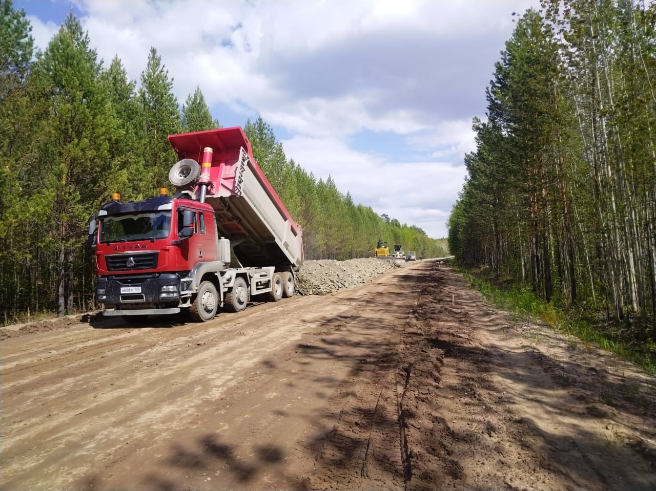 Разбитые при строительстве железнодорожных путей дороги Красноярского края восстановят  На заседании федеральной комиссии по развитию железнодорожной инфраструктуры Сибири и Дальнего Востока губернатор Красноярского края Михаил Котюков поднял проблему разбитых при перевозке тяжелых грузов дорог.  Глава региона отметил, что сейчас, когда экономика страны разворачивается на восток, развитие железнодорожного транспорта — важнейший проект. Но масштабное строительство требует и значительного количества материалов. Грузы идут по дорогам общего пользования, которые не выдерживают такой нагрузки.  Губернатор предложил для восстановления дорог в территориях включить соответствующую компенсацию в программы РЖД или запланировать средства в федеральной казне.  Вице-премьер федерального Правительства Виталий Савельев поддержал предложение губернатора Красноярского края и дал поручение РЖД и минтрансу России совместно найти решение этой проблемы.  О том, как идет развитие железных дорог в нашем регионе мы писали в августе: КрасЖД: ворота на Восток  Фото: vk.com/bkadkrasnoyarskkrai