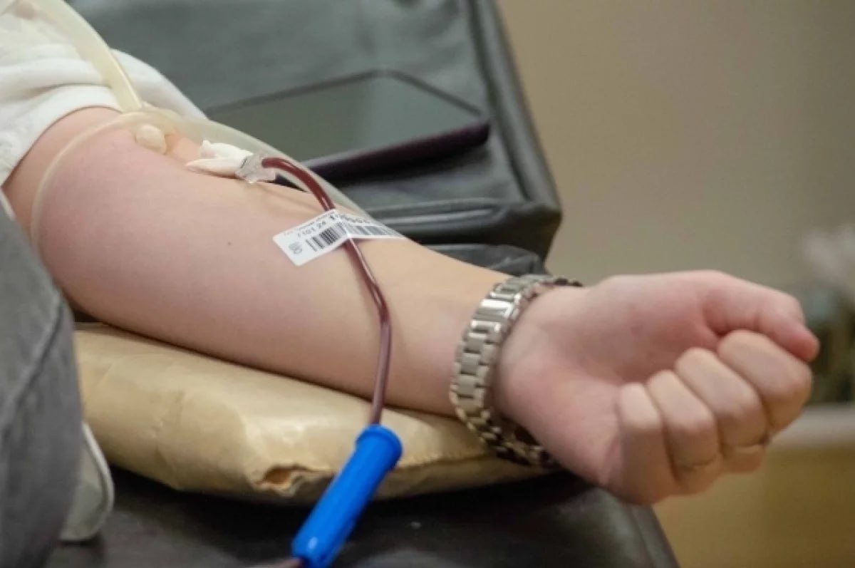 128 дончан стали почётными донорами Губернатор Дона Юрий Слюсарь присвоил Почётный донор Ростовской области 128 жителям региона Об этом сообщается на официальном портале правительства области Уточняется что каждый из новых почётных доноров сдал кровь безвозмездно не менее 30 раз а её компоненты до 60 раз Добавим что областной награды удостаиваются дончане активно способствующие развитию добровольческого и безвозмездного донорства крови и её компонентов в Ростовской области Предложения о награждении подаёт в министерство здравоохранения России областная Станция переливания крови Решение о поощрении донорства глава региона Юрий Слюсарь принял в декабре 2024 года Подпишись на AiFRostov Мы в MAX max ru rostov aif ru