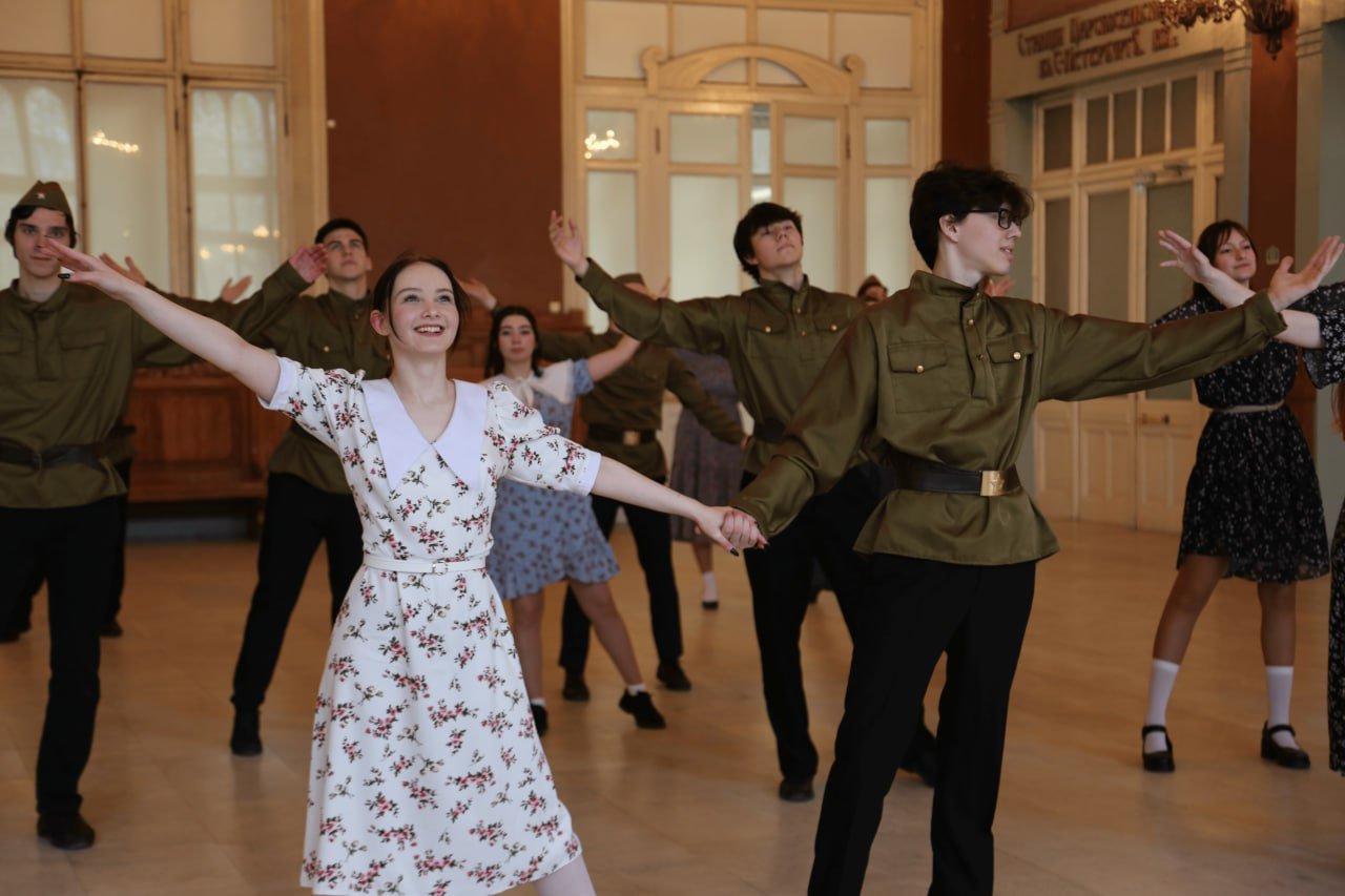 Акция "Вальс Победы" прошла на Витебском вокзале в Петербурге В ежегодной всероссийской акции приняли участие студенты вузов Северной столицы. Девушки и юноши закружились в вальсе в Картинной галерее вокзала. В этом году мероприятие приурочено к 80-летию Великой Победы. Свой танец студенты посвятили военному поколению, отдавшему жизнь за свободу и независимость Родины.