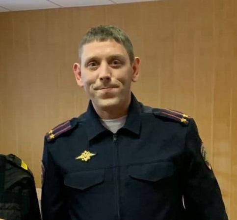Ухтинский городской суд приостановил рассмотрение дела заместителя начальника полиции города Владимира Торлопова. Причина в том, что он подписал контракт с Минобороны и уехал на СВО. Уголовное дело о превышении полномочий с применением насилия и пытками закрывать не стали, но его рассмотрение больше не ведется. Торлопова отправили под арест в ноябре 2023 года. Как утверждает следствие, он приехал на вызов об убийстве в состоянии алкогольного опьянения. Вместо того, чтобы зафиксировать обстоятельства, он стал избивать женщину, которая нашла тело своего сожителя. Она назвала имя предполагаемого убийцы, но Торлопов продолжал таскать ее за волосы, кидать на труп, душить. В отделе полиции он продолжил ее пытать: снова бил, бросил на пол и наступил на спину. Осенью 2024 года началось рассмотрение дела, однако весной 2025 года на сайте суда появилось уведомление о приостановке процесса из-за заключения контракта подсудимым.
