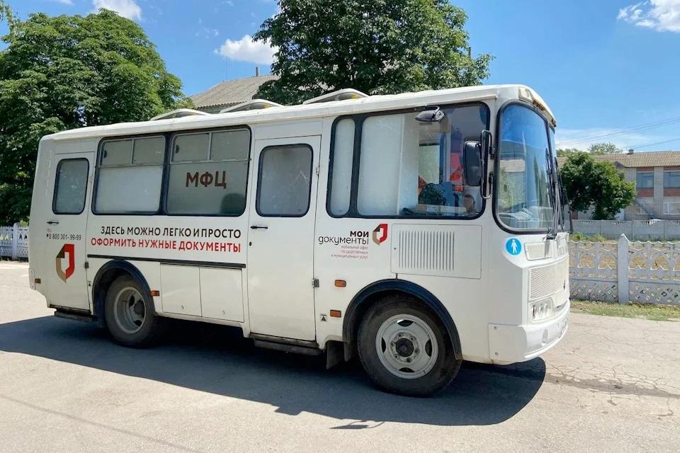 Мобильные офисы МФЦ приняли 4645 заявлений от жителей Херсонщины Мобильные офисы многофункционального центра Херсонской области с начала года приняли 4645 заявлений от жителей. Наиболее востребованные услуги — переоформление недвижимого имущества по стандартам РФ, получение справок об отсутствии судимости, ИНН, СНИЛС, пенсии. Как пояснили в МФЦ, с нынешнего года жители региона смогут обратиться к выездной группе за помощью в оформлении мер социальной поддержки для военных и членов их семей, для граждан, подвергшихся воздействию радиации, или для компенсации инвалидам 50% стоимости ОСАГО. «Ежедневные выезды в различные районы региона обеспечивают равномерный доступ к услугам для всех жителей, независимо от места проживания», — отметила руководитель отдела выездного обслуживания Татьяна Кулько. Выездное обслуживание проводится бесплатно, также организованы выезды на дом к маломобильным жителям.