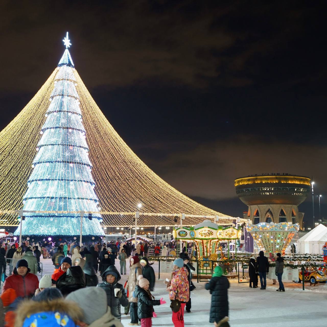 Главная елка у Чаши откроется 23 декабря в 18 00 Хедлайнерами станут Хопелес Майкрайз духовой оркестр Just Brass и артисты Казанской филармонии Рядом развернется новогодняя ярмарка kazan