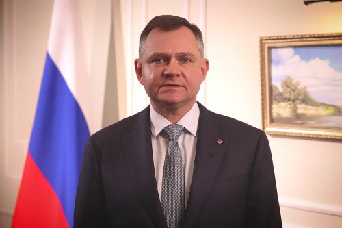 Юрий Слюсарь поблагодарил жителей региона за год совместной работы По его словам губернатор инициировал масштабное обновление Стратегии социально экономического развития Ростовской области до 2030 года где обозначены ключевые приоритеты ЖКХ поддержка семей и участников СВО развитие агропромышленного комплекса создание кампуса ДонТех на базе ДГТУ а также позиционирование Ростова как южной столицы России Сейчас Стратегия развития донского региона находится на согласовании в федеральных органах власти и утвердить ее в окончательной редакцию планируется до конца декабря этого года Вернувшись руководить родной для меня областью я в полной мере осознал насколько важно ваше искреннее стремление навести порядок наладить жизнь к лучшему За эти 12 месяцев мы с вами на деле доказали что способны решать любые задачи когда работаем одной командой Благодаря вашему доверию и неравнодушию определили первоочередные вопросы на будущее и будем последовательно их решать Рассчитываю на вашу помощь участие и поддержку обратился Юрий Слюсарь к жителям региона В целом на личный контроль губернатора за год были взяты такие направления как экономика промышленность агропромышленный комплекс социальная поддержка образование медицина экология культура ЖКХ дороги развитие транспортной инфраструктуры благоустройство городов и населенных пунктов а также градполитика Более подробно об итогах работы губернатора вы сможете узнать на сайте RostovGazeta