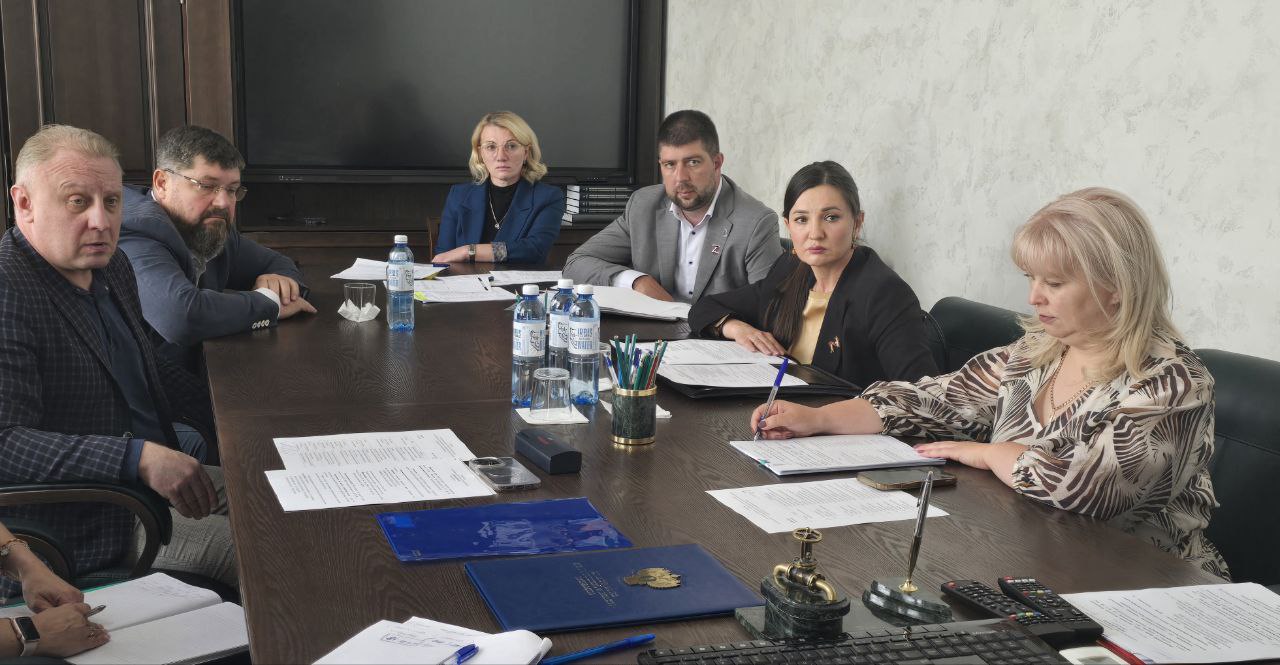 В условиях кризиса угольщики вынуждены, в буквальном смысле, выживать. Крупные игроки - угольные холдинги, располагая значительными активами, стараются переводить персонал с временно простаивающих предприятий на другие участки внутри своих структур. У небольших компаний почти нет «запаса прочности», они вынуждены идти на сокращение штата и сталкиваются с неспособностью выплачивать заработную плату и компенсации уволенным. Такая ситуация может сложиться на шахте «Спиридоновская», где уже больше месяца не выплачивают зарплату. Для урегулирования вопроса и определения дальнейшей судьбы предприятия вчера провел совещание с участием представителей собственника шахты, администрации Киселевска, областной прокуратуры и государственной инспекции труда. Платить зарплату – обязанность собственника. За задержку более, чем на два месяца, предусмотрена уголовная ответственность. Представители собственника и руководство «Спиридоновской» заверили, что будут принимать меры и долги перед работниками погасят. По итогам совещания поручил провести встречу с трудовым коллективом шахты, честно рассказать людям о ситуации. Сокрытие информации и затягивание с принятием решений может только ухудшить положение дел. Эта встреча прошла сегодня с участием министерства угольной промышленности Кузбасса, министерства труда и социальной защиты населения Кузбасса, администрации Киселевска, прокуратуры и инспекции труда. Коллективу «Спиридоновской» рассказали о мерах, предпринимаемых для ликвидации задолженности по заработной плате. Учитывая все сложности, были предложены варианты трудоустройства на другие угледобывающие предприятия Кузбасса. В случае вынужденного высвобождения работников шахты «Спиридоновская» им будет оказана всесторонняя поддержка в рамках региональных программ занятости населения. Ситуация находится на особом контроле у Правительства Кузбасса и надзорных органов.