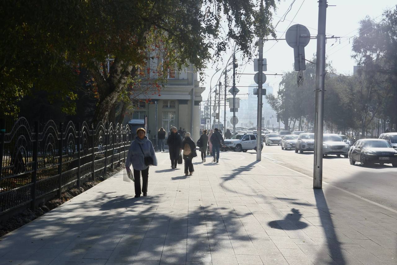 В центре Новосибирска завершается ремонт тротуаров Работы шли на Красном проспекте и соседних улицах Орджоникидзе Советской Комсомольском проспекте Октябрьской Всего обновили 15 тысяч квадратных метров пешеходных зон Использовали как асфальтовое покрытие так и плитку из прочного бетона с добавлением мраморной крошки она устойчива к нагрузкам и перепадам температуры Сейчас завершаем ремонт тротуаров на участке Красного проспекта между улицами Ядринцевской и Романова Здесь укладывают плитку и устанавливают гранитные бордюры Работы планируем завершить до конца октября Всего в этом году в городе привели в порядок более 100 пешеходных зон