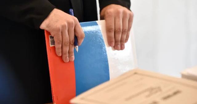 Бирский межрайонный суд рассмотрит уголовное дело уфимца обвиняемого в нарушении водителем правил дорожного движения повлекшем по неосторожности смерть человека По версии следствия в августе этого года днем фигурант уголовного дела двигаясь на грузовике Shacman по дороге Уфа Бирск Янаул столкнулся со встречным автомобилем Skoda Octavia задев еще два автомобиля которые опрокинулись в кювет В результате аварии водитель Skoda скончался на месте происшествия Фото Александр Коряков Коммерсантъ Подписывайтесь на Ъ Уфа Оставляйте бусты