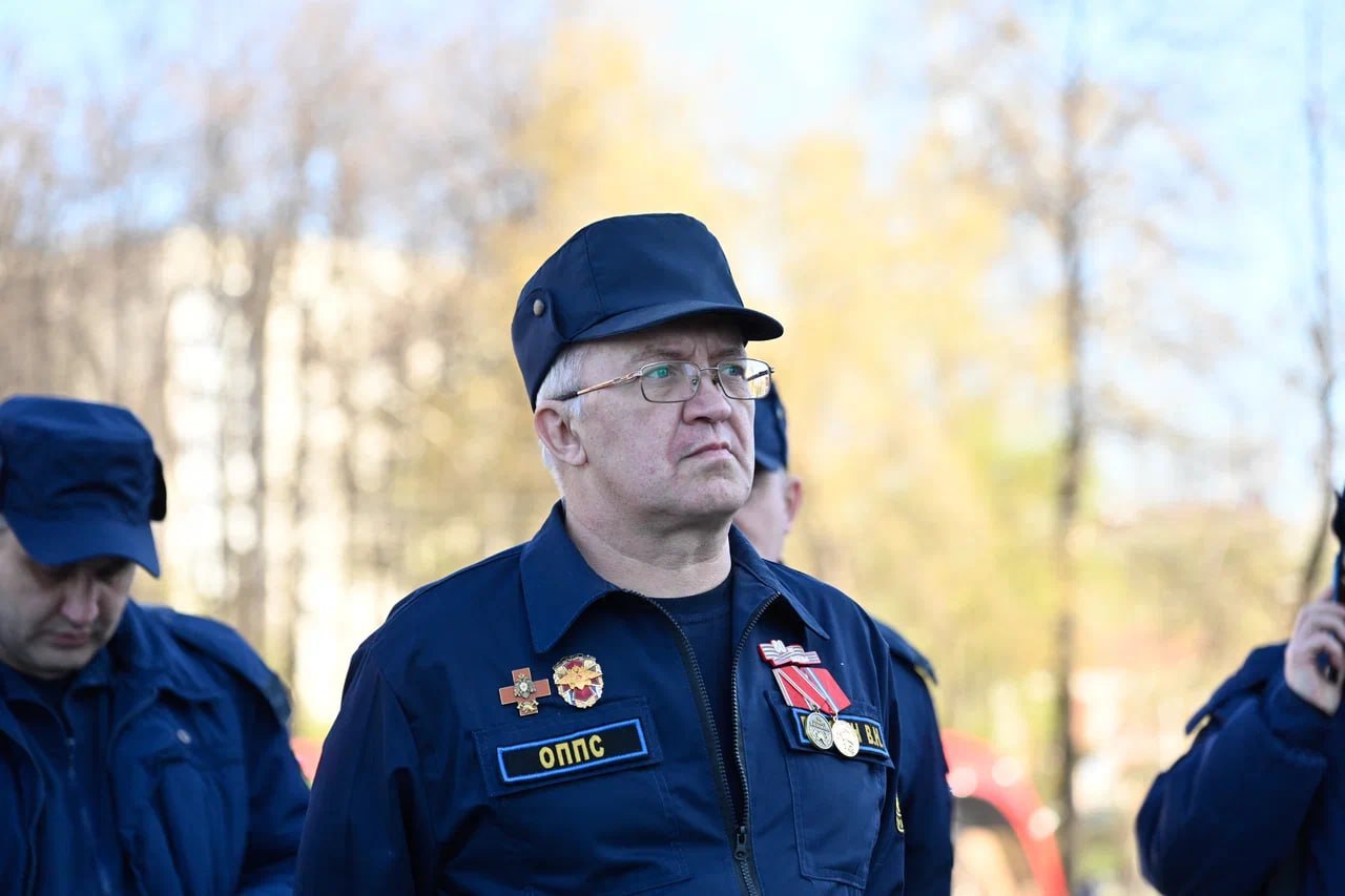 Вручил пожарно-спасательным подразделениям Прикамья ключи от новой техники Девять современных автоцистерн отправятся в пожарные части городов, сёл и деревень региона. Одна останется в Перми, три уедут в Юсьвинский округ, две — в Лысьвенский, по одной — в Пермский, Карагайский и Верещагинский. Такие модели закупаем впервые. Новая техника имеет большую скорость и проходимость, что особенно важно в сельской местности. От того, насколько быстро работают спасатели, зависит жизнь и здоровье наших земляков. Над усилением пожарной безопасности работаем постоянно. Ежегодно обновляем автоцистерны старше 20 лет. За последние два года направили в муниципалитеты 20 современных автоцистерн. Все они служат на благо людей в территориях. До конца года закупим еще 10 автоцистерн и направим в наши муниципалитеты. В конце апреля сотрудники пожарной охраны отмечали свой профессиональный праздник. Много раз лично общался с нашими спасателями. Это мужественные люди, настоящие герои, готовые прийти на помощь всем, кто находится в беде. Благодарю пожарно-спасательные подразделения за ежедневный труд!
