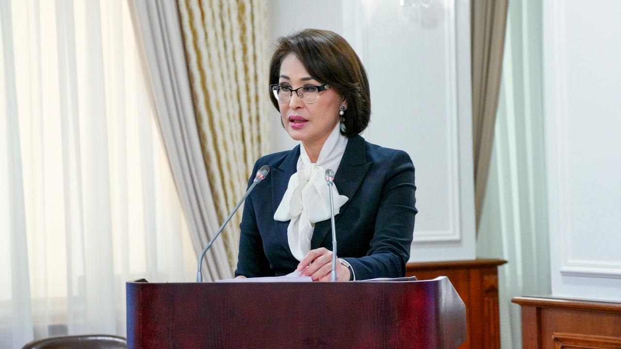 Это не должно остаться только словами Минздрав не отказывается от выдачи контрацептивов казахстанкам У министра здравоохранения Акмарал Альназаровой спросили начали ли в Казахстане выдавать контрацептивы женщинам из социально уязвимых слоев населения или это так и осталось лишь идеей Сегодня в Казахстане ежегодно проводится около 75 тысяч абортов И конечно при наличии современных методов планирования семьи мы должны работать над снижением этой цифры Каждый аборт это угроза здоровью и жизни пациентки Соответствующую работу Минздрав вместе с местными исполнительными органами проводит Это не должно остаться только словами подчеркнула глава Минздрава По ее словам сейчас поликлиники выдают контрацептивы за счет собственных средств насколько им позволяет бюджет Лишь в некоторых регионах деньги на это выделили из местных бюджетов Каждая медицинская организация сегодня выделяет средства из собственного бюджета Отдельные регионы выделили за счет средств местного бюджета Бюджетный кодекс это позволяет добавила министр Сейчас Минздрав отрабатывает вопрос с каждым акиматом чтобы финансирование велось не только на уровне поликлиник но и системно для увеличения охвата женщин которые нуждаются в этом