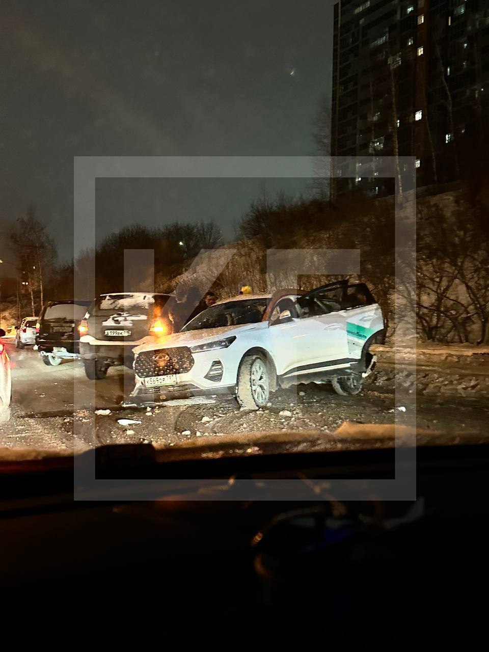 Человек погиб в ДТП с каршерингом в Казани  Жуткая авария произошла накануне около шести вечера на Аметьевской магистрали. По предварительной информации, водитель каршеринга не справился с управлением и врезался в припаркованную фуру. В результате ДТП погибла 16-летняя пассажирка.  Известно, что мужчину за рулём арендованного авто ранее уже лишили прав. На него возбудили уголовное дело по части 4 статьи 264 УК РФ — нарушение ПДД, совершённое лицом, находящимся в состоянии опьянения. Ход расследования взято на контроль прокуратуры.    KazanFirst     в бот