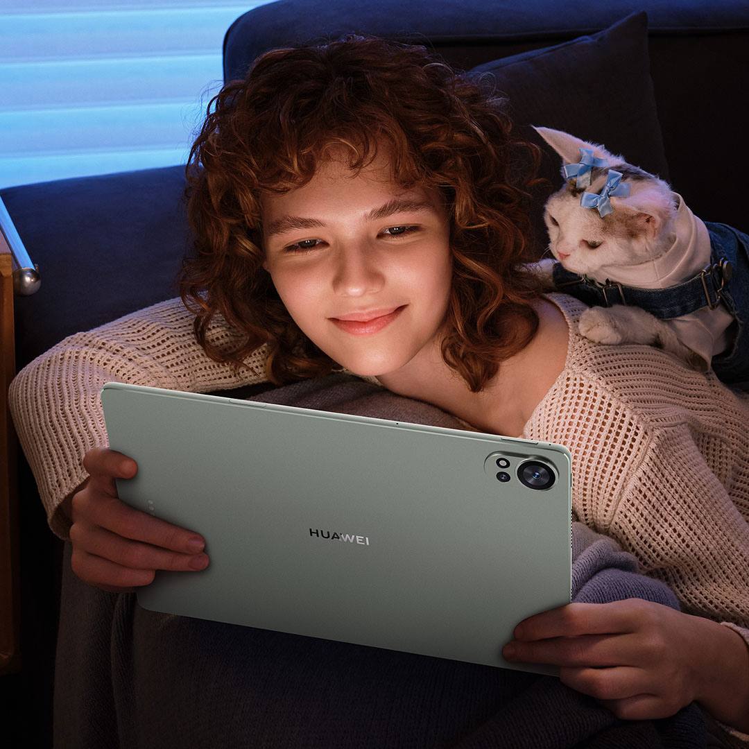 МТС открыла предзаказ новейшего планшета HUAWEI MatePad 12 X с дисплеем PaperMatte и частотой обновления 144 Гц За отображение информации отвечает 12 дюймовый дисплей с разрешением 2 8K частотой обновления 144 Гц и пиковой яркостью 1000 нит В планшете есть голосовой ассистент Алиса Про который помогает строить маршруты заказывать такси управлять будильниками и многое другое Толщина корпуса составляет всего 5 9 мм а весит устройство 555 грамм При этом работает новинка до 14 часов благодаря аккумулятору ёмкостью 10 100 мАч Есть поддержка быстрой зарядки HUAWEI SuperCharge 66 Вт Планшет доступен в белом и зеленом цветах с объёмом памяти 12 256 ГБ и поддерживает работу с клавиатурой HUAWEI Smart Magnetic Keyboard Вместе с девайсом в России появился и новый стилус HUAWEI M Pencil Pro Он поддерживает более 10 000 уровней чувствительности жесты сжатия и поворота а также три сменных наконечника для письма и рисования www iphones ru 1340756 новости iphonesru