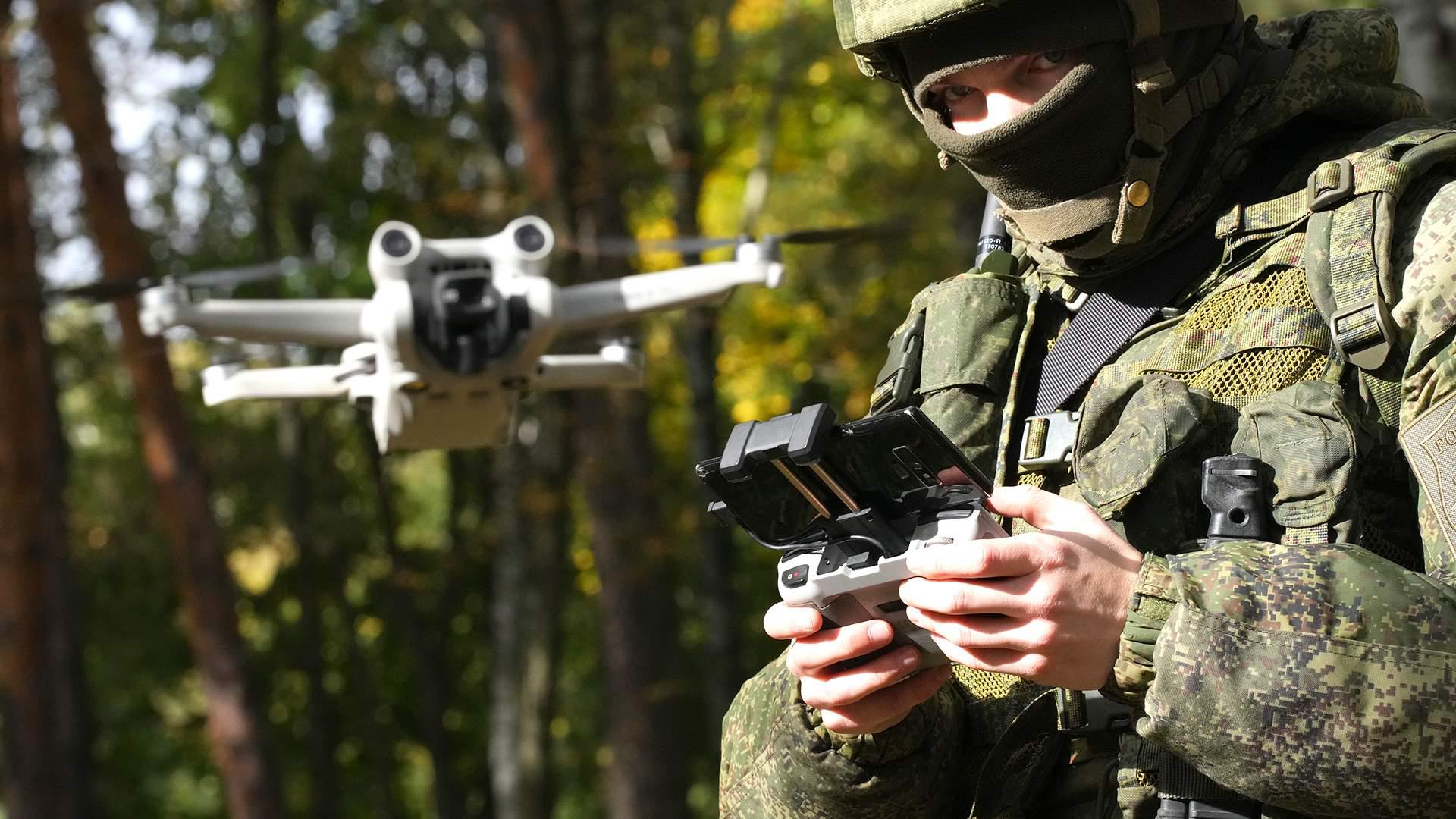 Татарстан в очередной раз подтверждает свой статус технологического флагмана России в республике учреждена первая в стране Лига беспилотных систем Это событие можно смело назвать новым этапом в развитии стратегически важной отрасли потому что это не просто объединение энтузиастов это фундамент для будущего нашей технологической независимости Новая структура созданная на базе Академии наук РТ представляет собой целостную экосистему объединяющую усилия разработчиков в пяти ключевых стихиях в воздухе на земле на воде а также в сферах искусственного интеллекта и образования Возглавил Лигу Расуль Минниханов Перед объединением стоят комплексные задачи от проведения соревнований до формирования кадрового резерва и создания социального лифта для молодых талантов которые смогут пройти путь от школьных проектов до передовых разработок в сфере высоких технологий Мы в этом году познакомились с разными ребятами которые так или иначе работают с БПЛА но сами по себе Теперь в Татарстане появилась организация которая сможет консолидировать их усилия и таланты Полностью поддерживаю данную инициативу В современных реалиях развитие беспилотных технологий является прямой инвестицией в наш технологический суверенитет и национальную безопасность Убежден что новаторский подход Татарстана который первым в России создал столь многопрофильное объединение послужит образцом для других регионов нашей страны