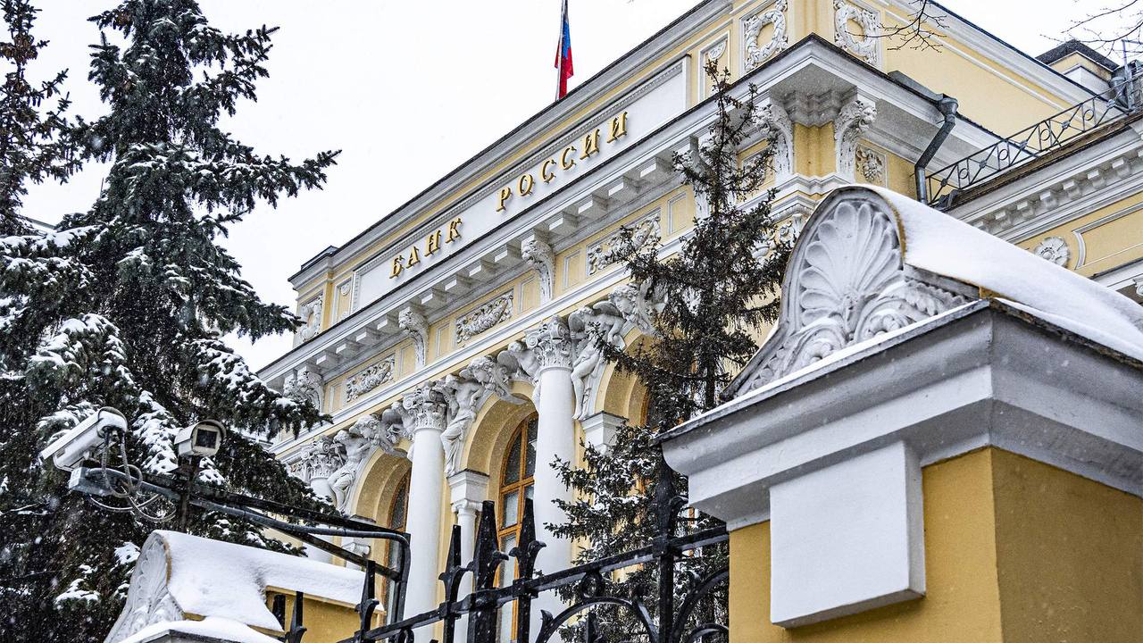 Ставка ЦБ 12 и рост цен на недвижимость эксперты дали прогноз на 2026 год В 2026 году Центробанк перейдет к осторожному снижению ключевой ставки которая к концу периода составит не ниже 12 Несмотря на замедление инфляции до 5 регулятор будет действовать с оглядкой на риски дефицитного бюджета и ослабления рубля При этом экономический рост прогнозируется на уровне 1 а основным драйвером развития останется сектор ВПК Банковские вклады останутся выгоднее покупки жилья предлагая доходность около 12 5 что в два раза превышает ожидаемую инфляцию Эксперты прогнозируют что банки будут привлекать клиентов высокими ставками на короткие сроки одновременно ужесточая требования к заемщикам В условиях повышенных кредитных рисков получить ссуду станет сложнее а общее кредитование розничного сегмента сохранится на уровне прошлых лет На рынке недвижимости ожидается дальнейший рост цен на фоне ужесточения условий ипотеки С 1 февраля 2026 года вступят в силу новые ограничения по семейной программе что спровоцирует ажиотажный спрос в начале года Однако при сохранении рыночных ставок по кредитам на уровне 18 20 аналитики советуют держать средства на депозитах kvadratnymaster Фото Известия