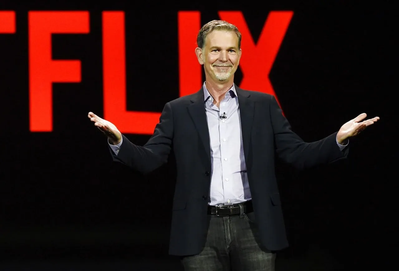 Рид Хастингс уходит из совета директоров Netflix Основатель стримингового гиганта не будет переизбираться в совет в июне этого года В 2023 м Хастингс уже покинул пост CEO оставив управление со генеральным директорам Теду Сарандосу и Грегу Питерсу Хастингс руководил Netflix с момента основания когда сервис еще рассылал DVD в красных конвертах Под его началом компания совершила переход к стримингу в 2007 м запустила собственное производство с Карточного домика в 2013 м и начала глобальную экспансию Теперь миллиардер сосредоточится на филантропии и образовательных проектах он уже пожертвовал более 1 млрд фонду Silicon Valley Community и запустил инициативу по изучению ИИ Также среди его интересов инвестиции в недвижимость и политическое донорство  Уход основателя не связан с разногласиями компания продолжит работать по модели которую он выстраивал десятилетиями settersmedia news