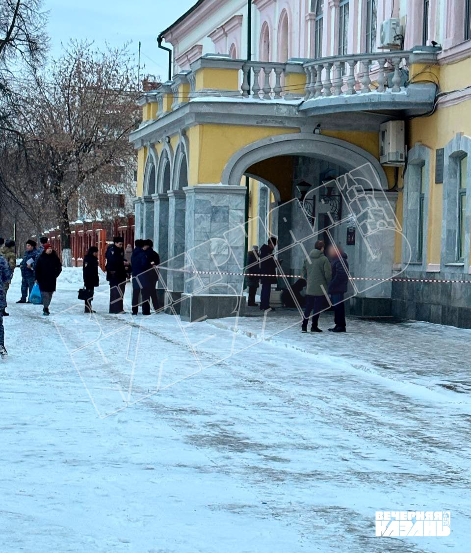 ⏺Первые кадры с места попытки поджога   Правоохранители устанавливают все обстоятельства. Поиски подозреваемого, который на вид был похож на подростка продолжаются.       Подписаться на «Вечерку»