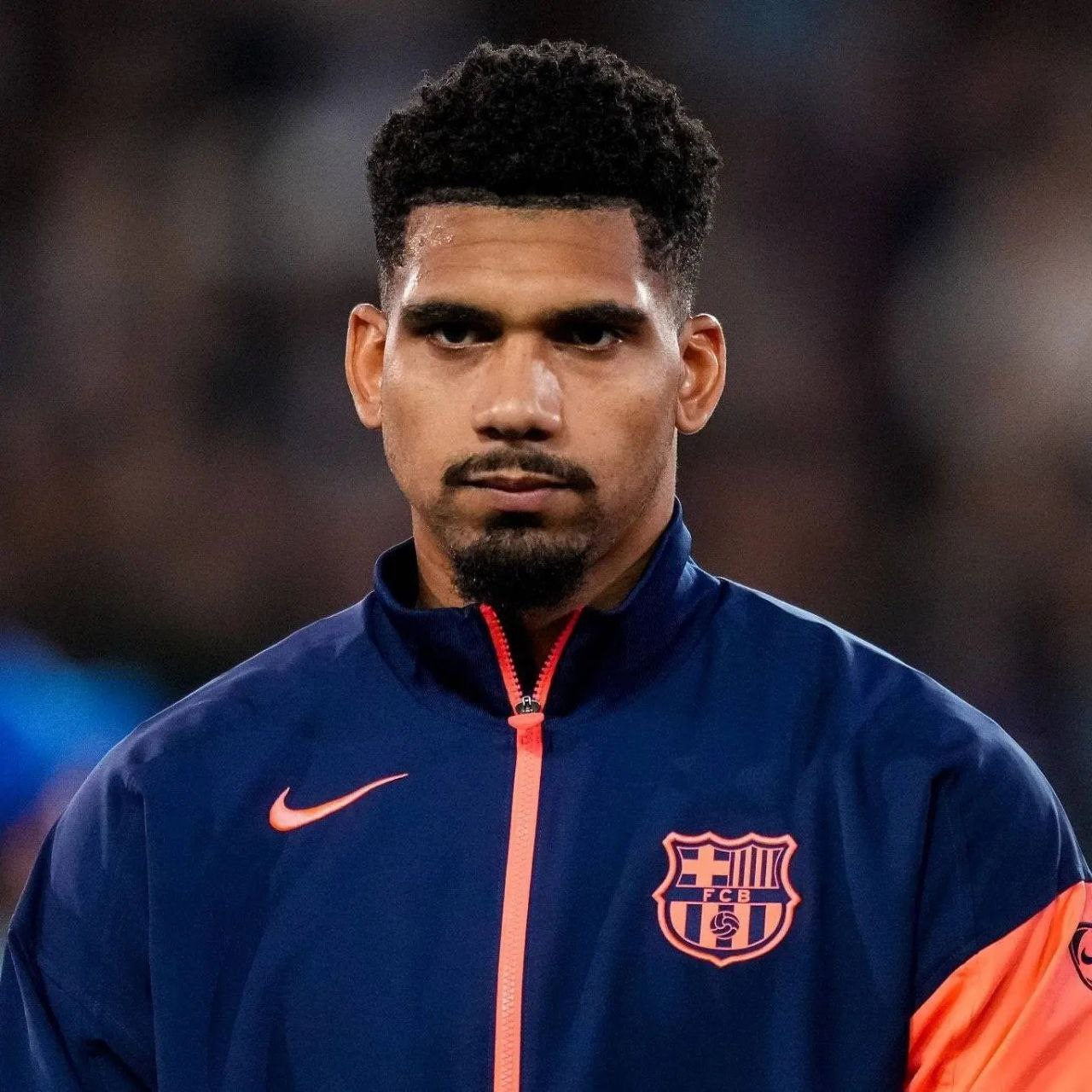Игрок Барселоны отправился в Иерусалим из за эмоциональных проблем Рональд Араухо взял перерыв попросив тренерский штаб дать ему несколько дней отдыха Во вторник утром защитник отправился в столицу Израиля для посещения священных мест Тренерский штаб разделяет позицию игрока и пошел ему навстречу Ранее испанские СМИ отмечали что эмоциональный спад футболиста связан с удалением в матче ЛЧ против Челси 0 3 который прошел 25 ноября С тех пор Араухо не принял участия ни в одном матче Подписывайтесь на РИА Новости Спорт в МАХ