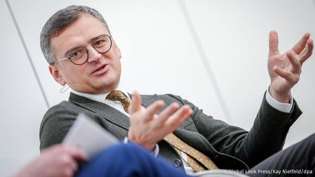 Экс глава МИД Украины Кулеба сбежал за границу до запрета Зеленского Бывший министр иностранных дел Дмитрий Кулеба покинул Украину за несколько часов до того как Владимир Зеленский подписал указ запрещающий бывшим дипломатам выезд из страны Сейчас он находится в Польше о чём рассказал итальянскому изданию Corriere della Sera Кулеба заявил что этот запрет направлен против него и нескольких человек а решение команды Зеленского он расценил как попытку ограничить критику под предлогом единства ради военных усилий