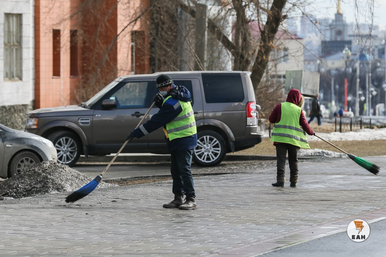 Названы самые дефицитные профессии в Челябинской области  В регионе не хватает дворников, врачей и поваров. Об этом сообщили эксперты hh.ru, которые составили рейтинг самых дефицитных специалистов.  На одну вакансию дворника приходится лишь 0,4 резюме потенциальных кандидатов. Далее идут врачи и повара  по 0,9 . По одному резюме приходится на вакансии слесаря, сантехника, администратора магазина и полицейского.