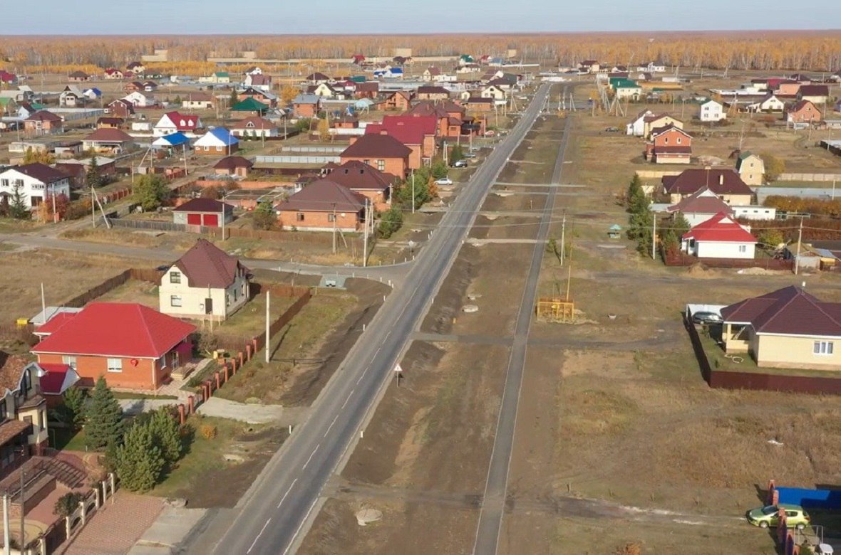 В Омске не осталось свободных участков для многодетных семей Горсовет утвердил подготовленный мэрией акт об отсутствии в Омске свободных земельных участков которые могут быть бесплатно предоставлены многодетным семьям для строительства домов Ранее представители городской администрации провели соответствующий анализ и сделали вывод о том что территорий на которых можно формировать кварталы индивидуальной жилой застройки в Омске нет При этом более 5 тыс вставших на учет многодетных семей не могут получить землю После решения горсовета люди смогут обратиться в администрацию любого района области чтобы им предоставили участок на этой территории Но нуждающиеся по прежнему смогут получить 200 тыс руб и отказаться от участка Как пояснил председатель Омского городского Совета Владимир Корбут депутаты и мэрия пошли по схеме которая используется в других регионах когда землю многодетным семьям предоставляют исключительно за чертой города rbc omsk