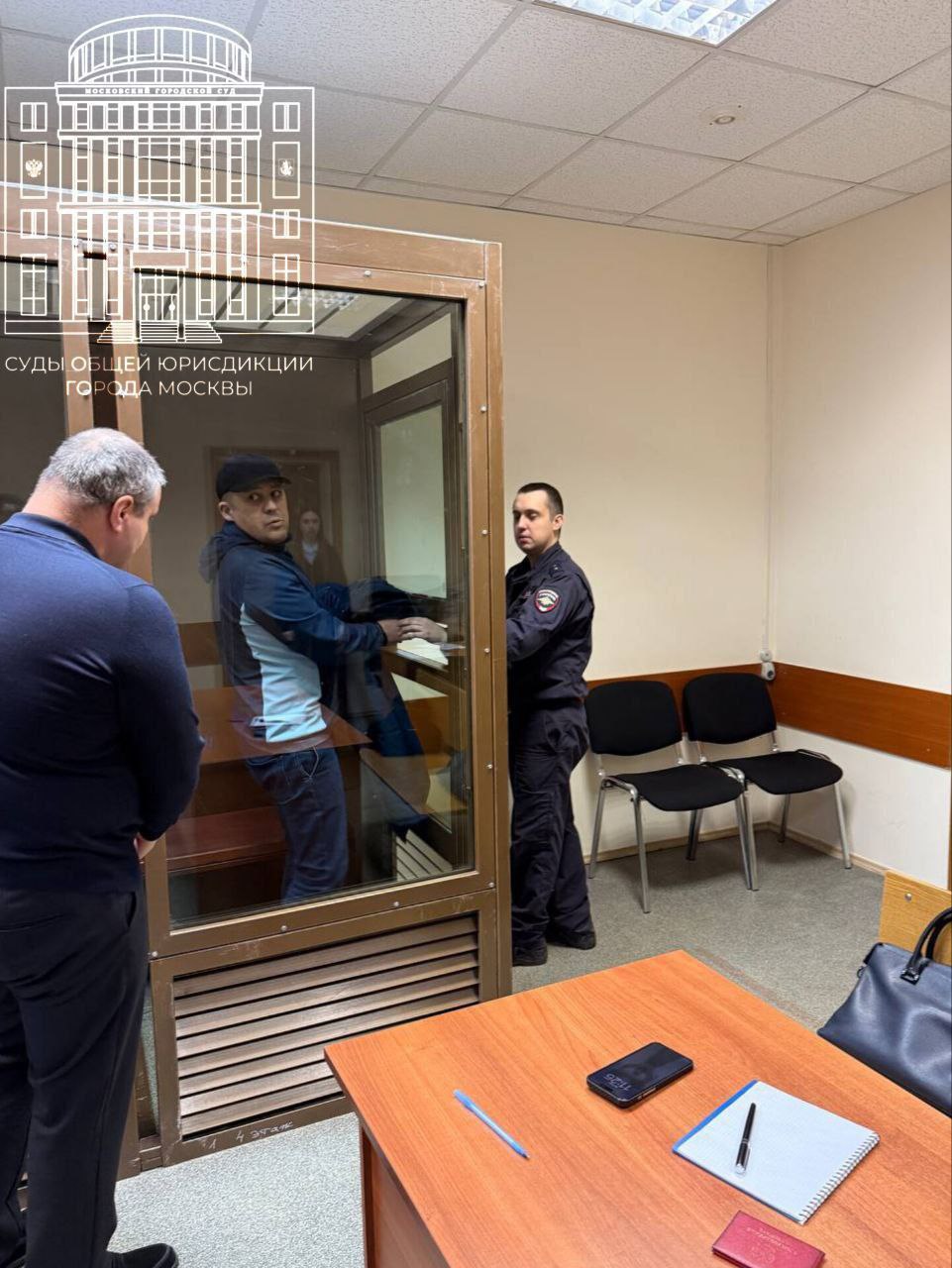 Мужчину который в Москве жестоко избил модель Анжелику из Краснодара отправили под домашний арест Суд удовлетворил ходатайство следствия Фигуранта дела зовут Дмитрий Кузьмин 22 ноября он нанес 33 летней женщине побои ее госпитализировали Родственники сообщили о ее исчкзновении впоследствии Анжелика нашлась одной из столичных больниц Подпишись на Агентство Москва Мы в МАХ