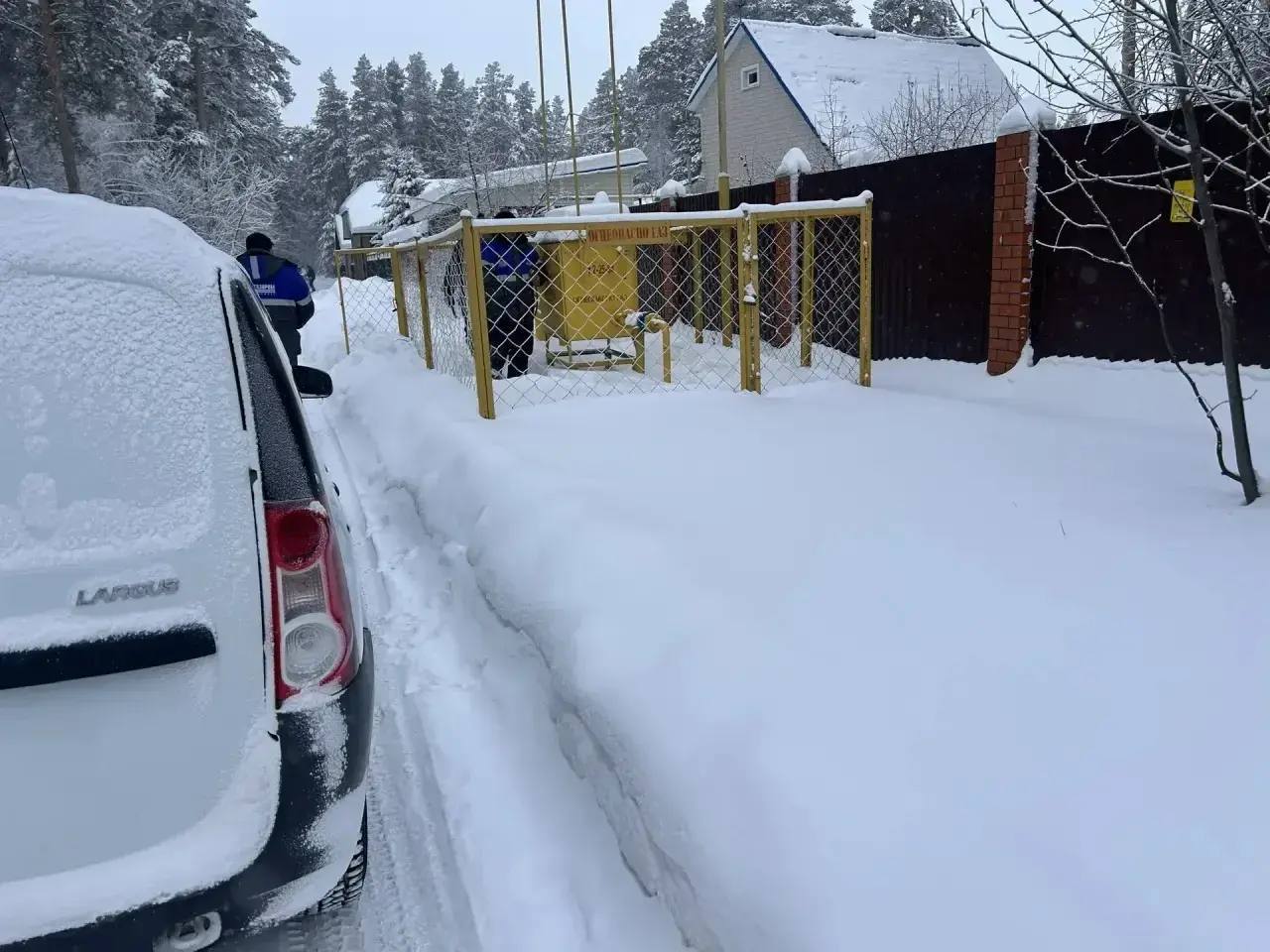 Ленина 59 В отдельных селах Первомайского района продолжаются работы на газовых линиях В границах населённых пунктов Первомайского района перезапускается газорегуляторное оборудование Сети высокого давления функционируют штатно Об этом сообщили в Минстрое Алтайского края со ссылкой на инженерно газовые службы региона К 11 00 24 января инженерные службы продолжают работы по восстановлению циркуляции газа и нормализации давления в газораспределительных сетях внутри населённых пунктов попавших под перебои в подаче газа Также к 11 00 завершена подача газа и нормализация давления в распределительных сетях пос Лесной сел Фирсово микрорайонах Палитра и Рощино Газоснабжение отсутствует в селе Бобровка Администрацией Первомайского района ведётся контроль подключения и температурного подробнее на канале Ленина 59