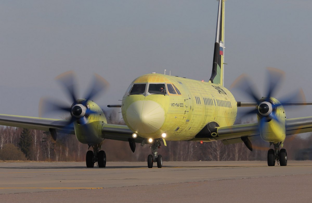 Поставки самолетов Superjet 100 сдвинулись на весну, Ил-114-300 – на август 2026 г. Об этом заявил министр промышленности и торговли на совещании у президента страны 23 июля. По его словам, что до конца этого года должен быть сертифицирован новый двигатель ПД-8, который встанет на импортозамещенный Superjet 100 SJ-100 . Поставки нового двигателя на серийные самолеты начнутся следующей весной. Это означает небольшую задержку программы SJ-100. Еще в начале июля глава ОДК, которая разрабатывает ПД-8, Александр Грачев обещал премьер-министру Михаилу Мишустину поставить первые четыре серийных двигателя в этом году. Согласно комплексной программе развития авиационной отрасли страны которая, скорее всего, будет пересмотрена , поставки самих региональных самолетов должны были начаться с февраля 2026 г. Также съехали сроки поставок первых турбовинтовых самолетов Ил-114-300, которые ранее планировались на апрель 2026 г. «В этом году мы завершаем его сертификацию, и по плану в августе следующего года – начало передачи эксплуатантам уже серийных бортов», отметил министр. А пока российские авиакомпании вынуждены использовать на региональных маршрутах 50-летние самолеты Ан-24, как тот, который упал 24 июля в Амурском крае. Фото: ОАК #Авиапром Отдать голос за