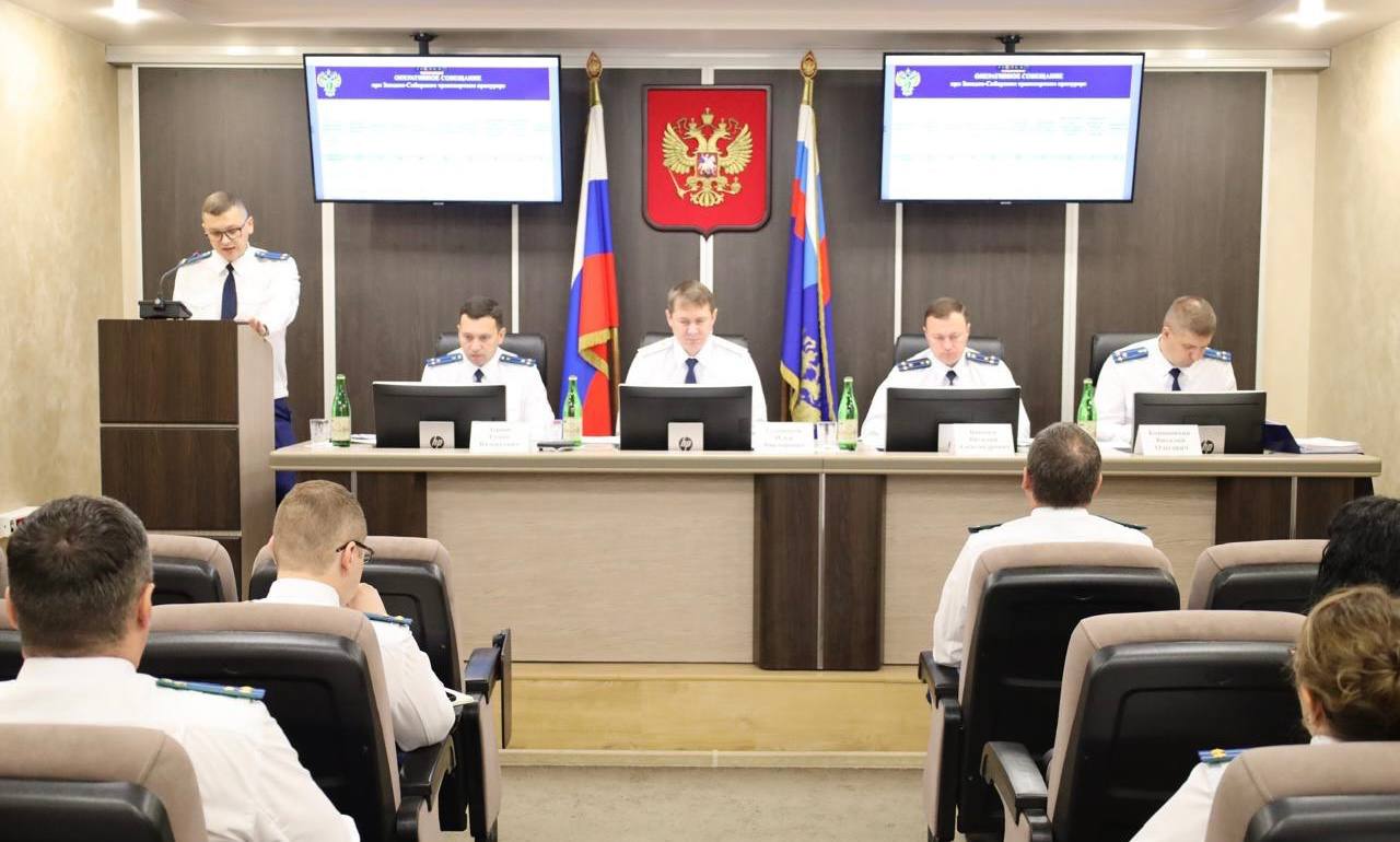 Сегодня под председательством Западно-Сибирского транспортного прокурора Ильи Викторовича Сухоносова проведено оперативное совещание, на котором подведены итоги работы Западно-Сибирской транспортной прокуратуры в первом полугодии 2025 года и определены задачи по укреплению законности и правопорядка, совершенствованию надзорной и иной деятельности на транспорте и в таможенной сфере на текущий год. На совещании освещены вопросы, требующие первоочередного внимания.  В первом полугодии 2025 года при осуществлении надзора за исполнением федерального законодательства выявлено более 8 тысяч нарушений закона, послуживших основанием для принятия порядка 4 тыс. актов прокурорского реагирования. По требованию транспортных прокуроров к дисциплинарной и административной ответственности привлечены свыше 2 тысяч лиц, по материалам прокурорских проверок возбуждено 62 уголовных дела.   Решением совещания определены задачи, направленные на обеспечение законности, повышение эффективности надзорной и иной деятельности прокуратуры по противодействию правонарушениям и преступлениям на транспорте и в таможенной сфере.    Подробнее на сайте Западно-Сибирской транспортной прокуратуры  #СОВЕЩАНИЕ